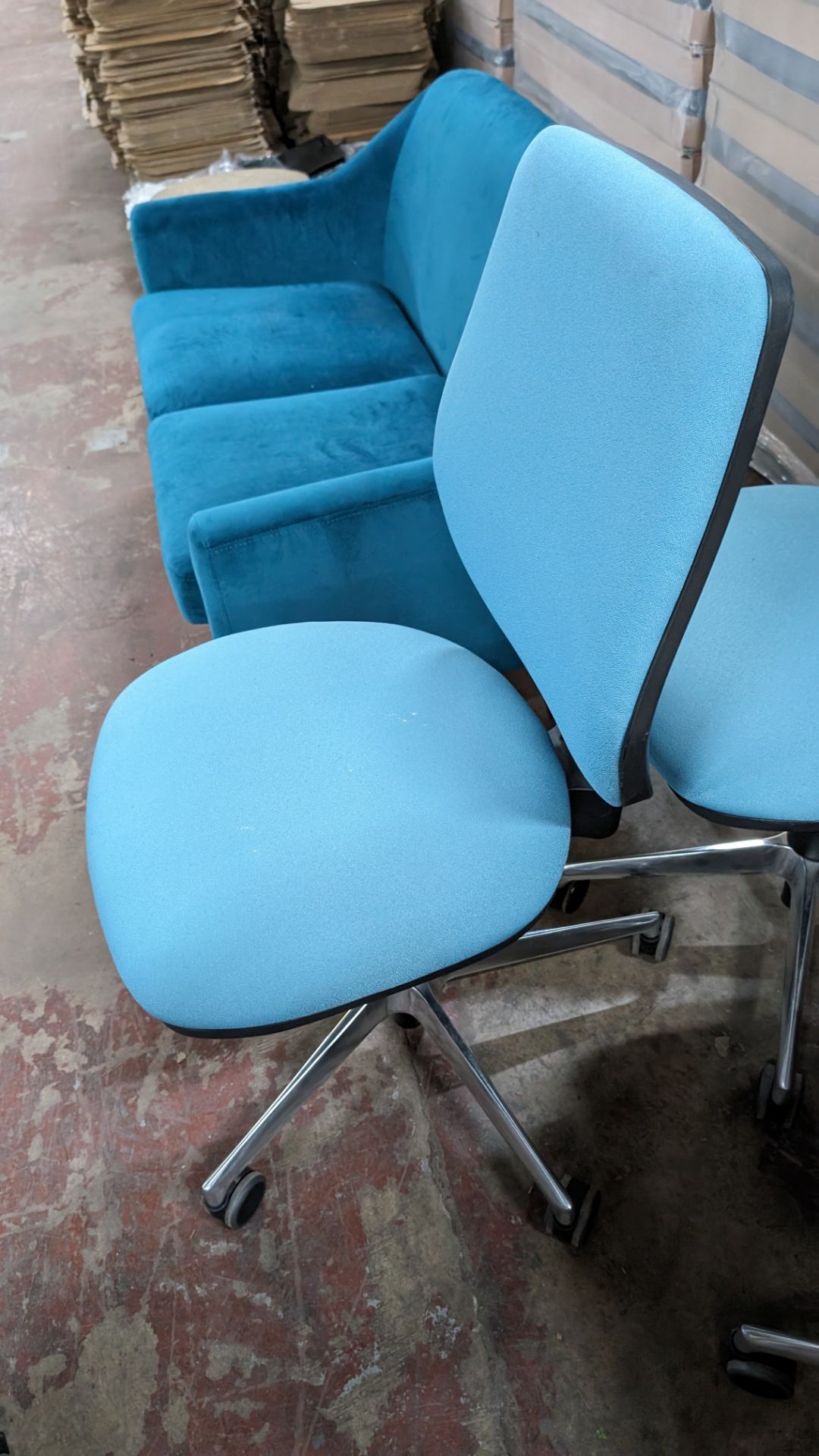4 off operator's chairs, one of which has arms. 3 of the chairs are finished in a matching turquois - Image 8 of 8