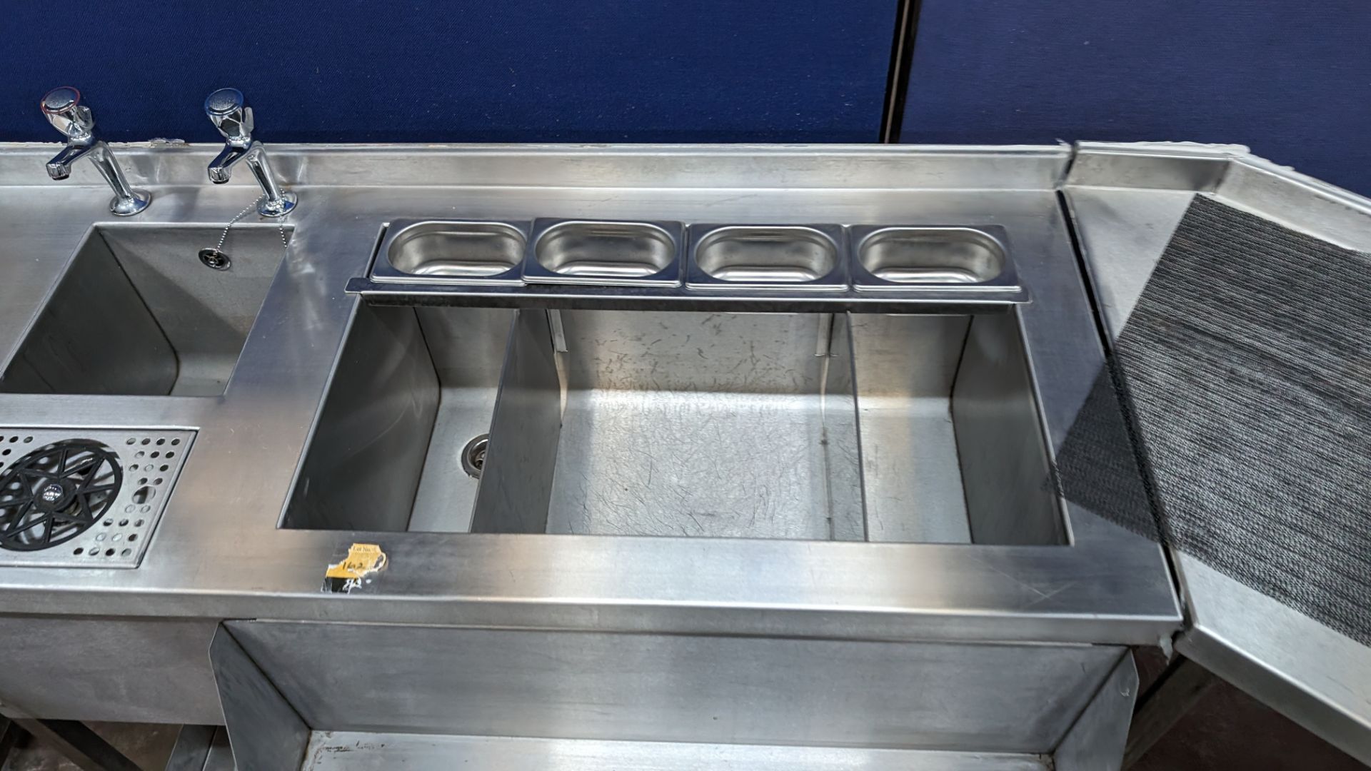 Stainless steel corner shaped floor standing bar fittings, comprising small basin with mixer taps, g - Image 5 of 11