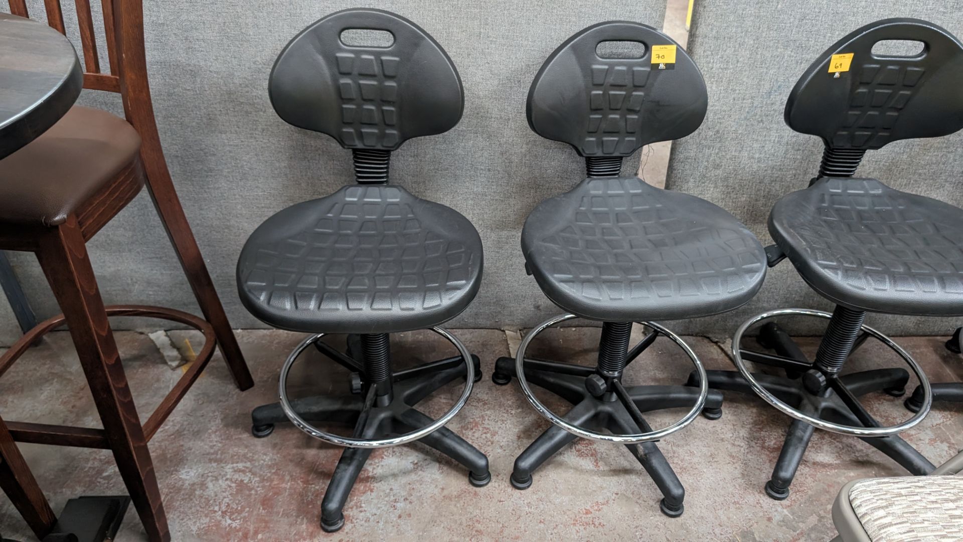 2 off height adjustable high back stools with rubber bases and backs - Image 2 of 4