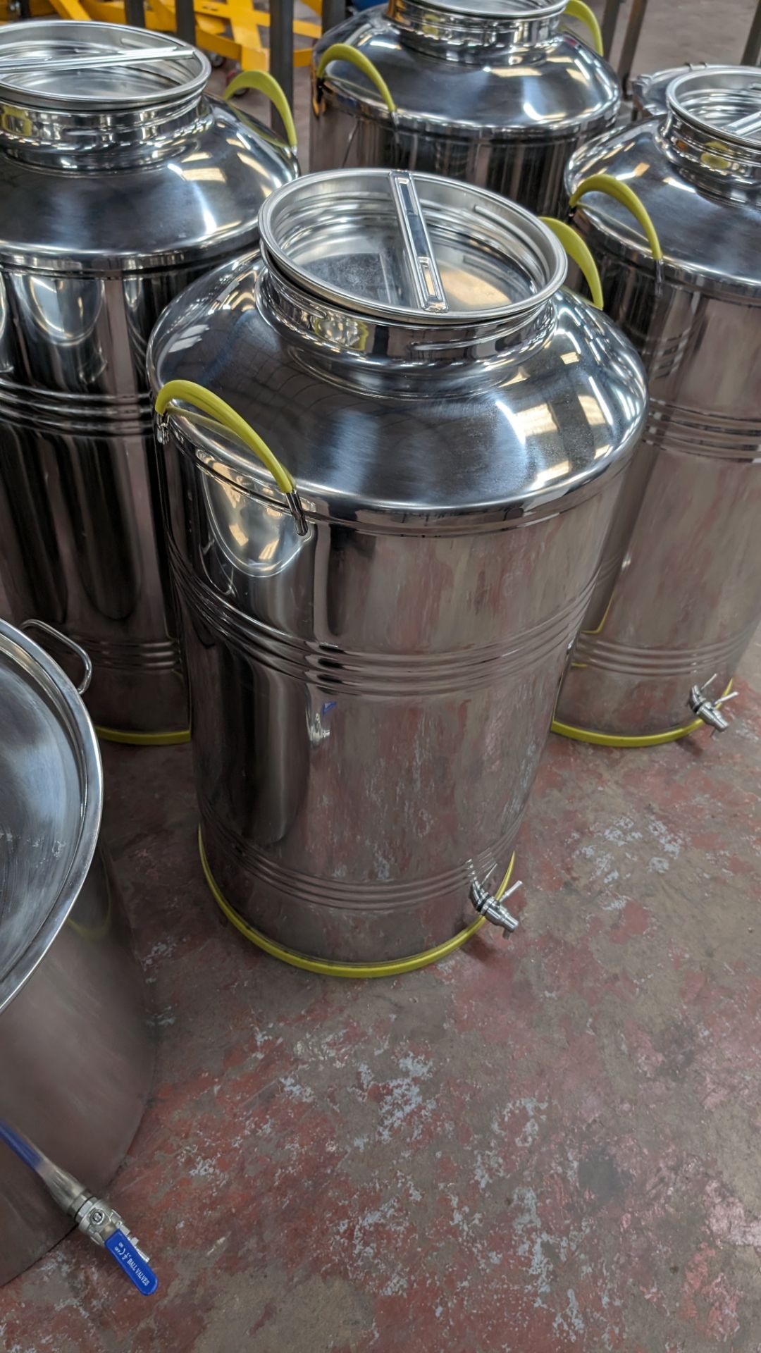 4 of 100L stainless steel milk churns, each with their own lid - Image 9 of 12