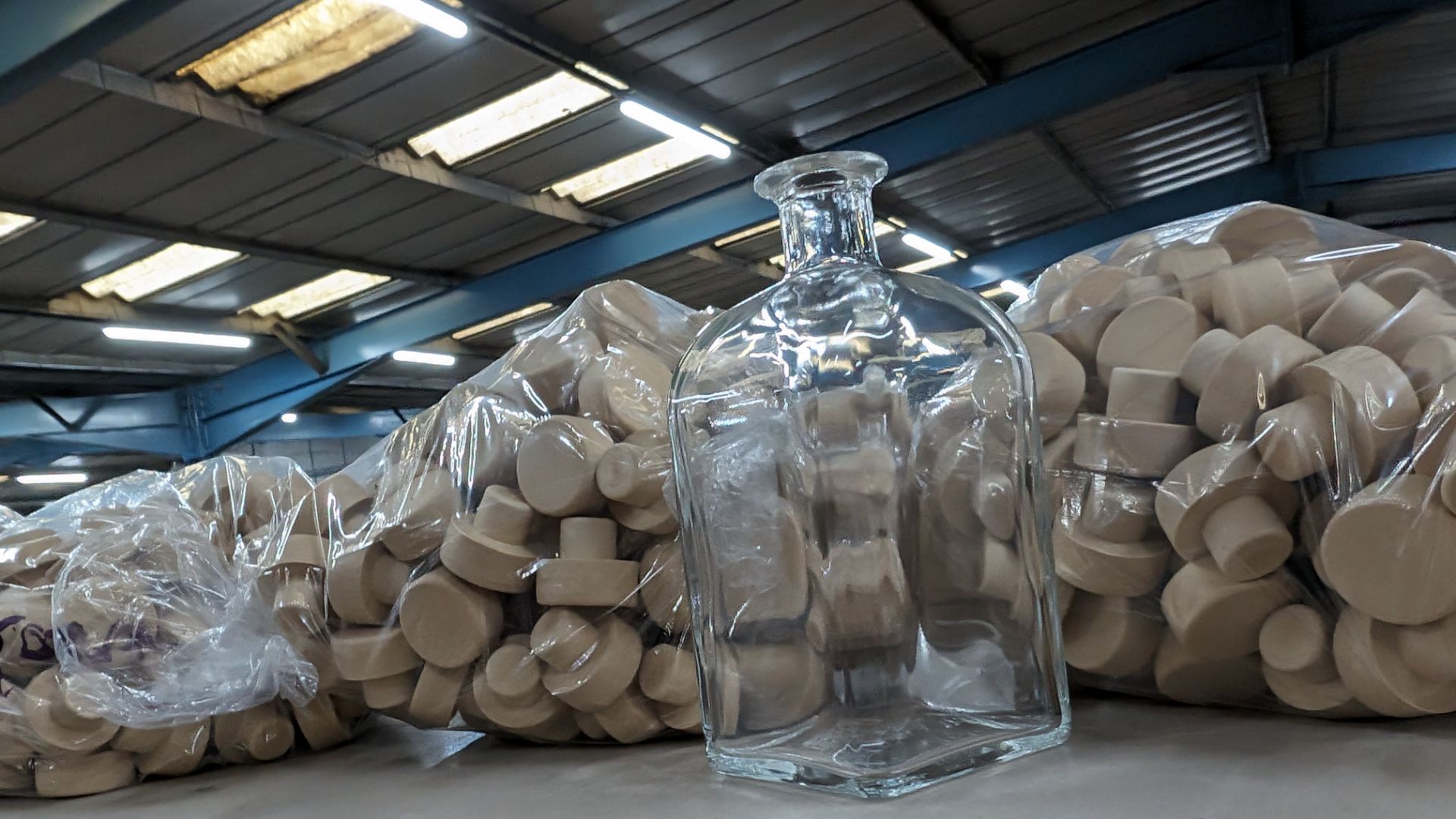 1,540 off 700ml/70cl clear glass bottles. This lot comprises the contents of a pallet and in this i - Bild 3 aus 6