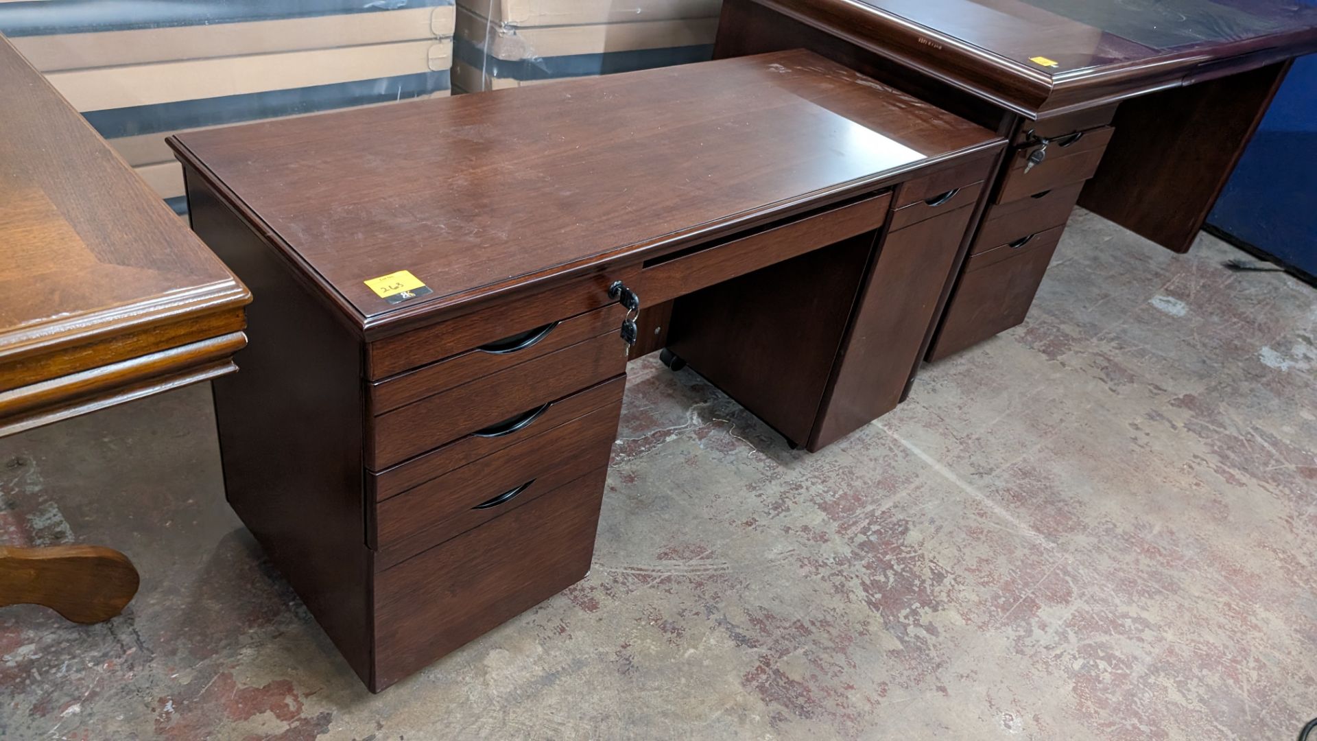 Small mahogany mobile desk with cupboard for computer to the right, drawer pack to the left and cent - Bild 4 aus 4