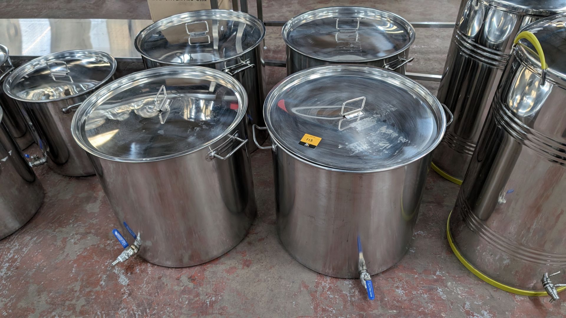 4 off large stainless steel brew kettles. Each with their own lid. Capacity: 100L - Image 2 of 9