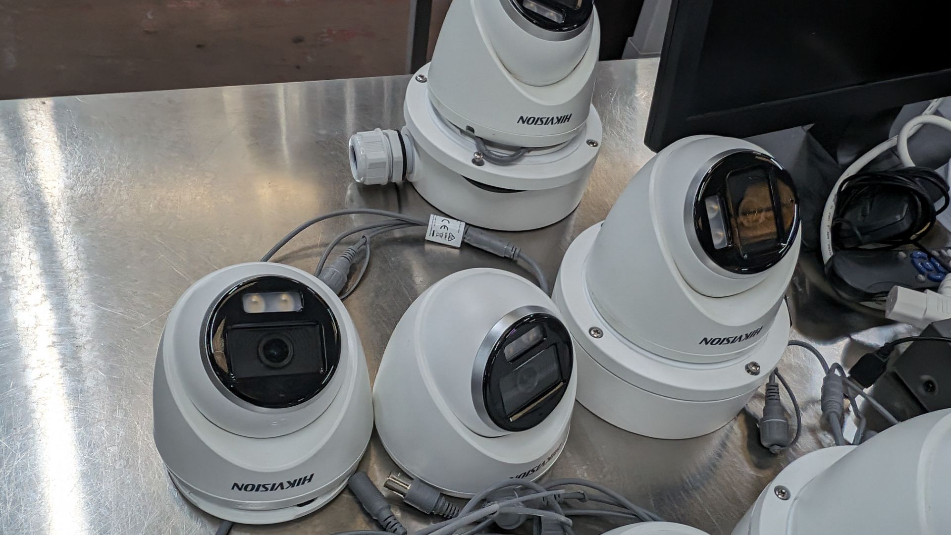 Hikvision CCTV equipment comprising DVR monitor, remotes and a total of 7 off cameras - Bild 10 aus 11