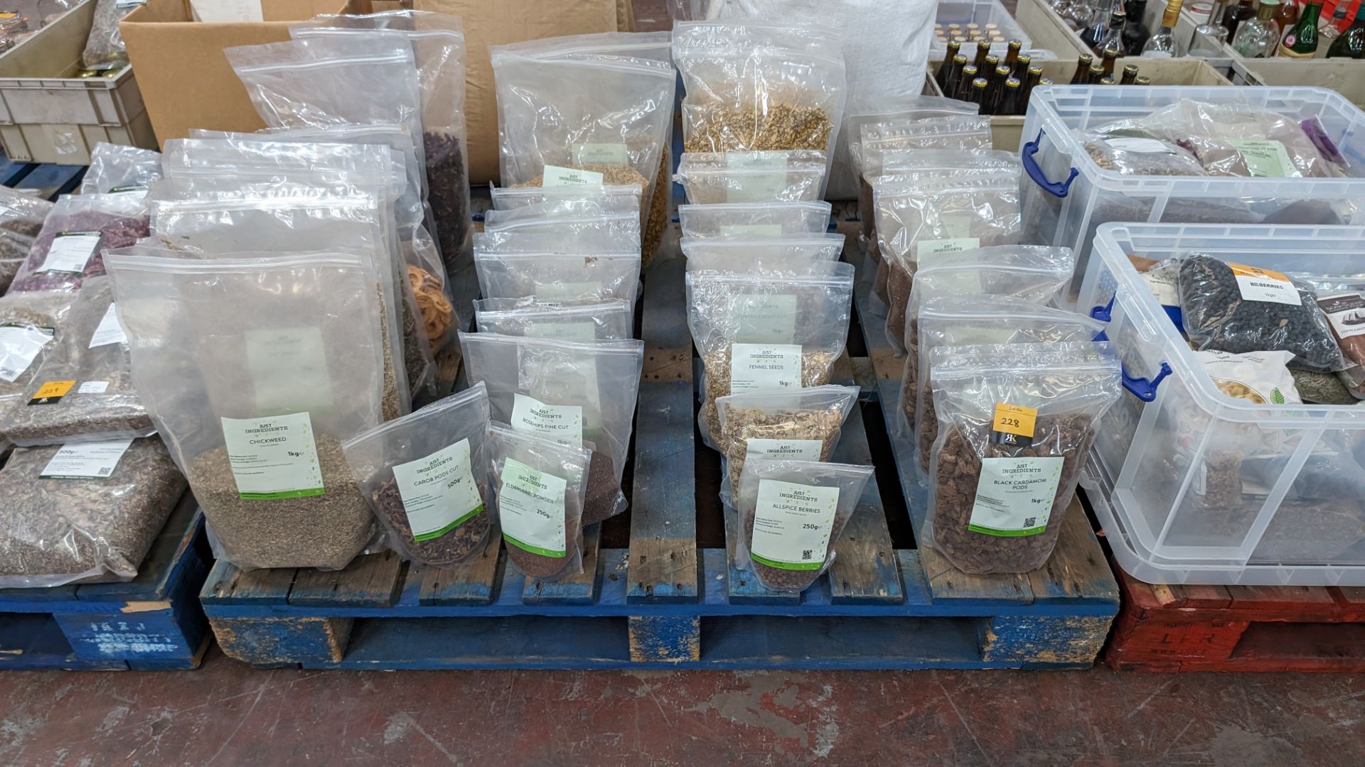 The contents of a pallet of assorted aromats, herbs and spices. NB: Please note many of these item - Bild 2 aus 9