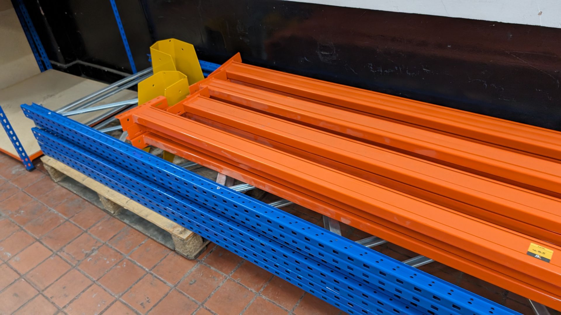 Quantity of pallet racking, comprising 4 off blue uprights each 900mm wide and 2500mm tall, 12 off o - Image 6 of 11