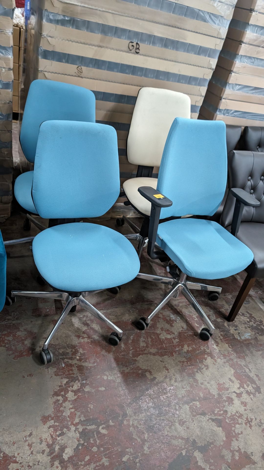 4 off operator's chairs, one of which has arms. 3 of the chairs are finished in a matching turquois - Image 2 of 8