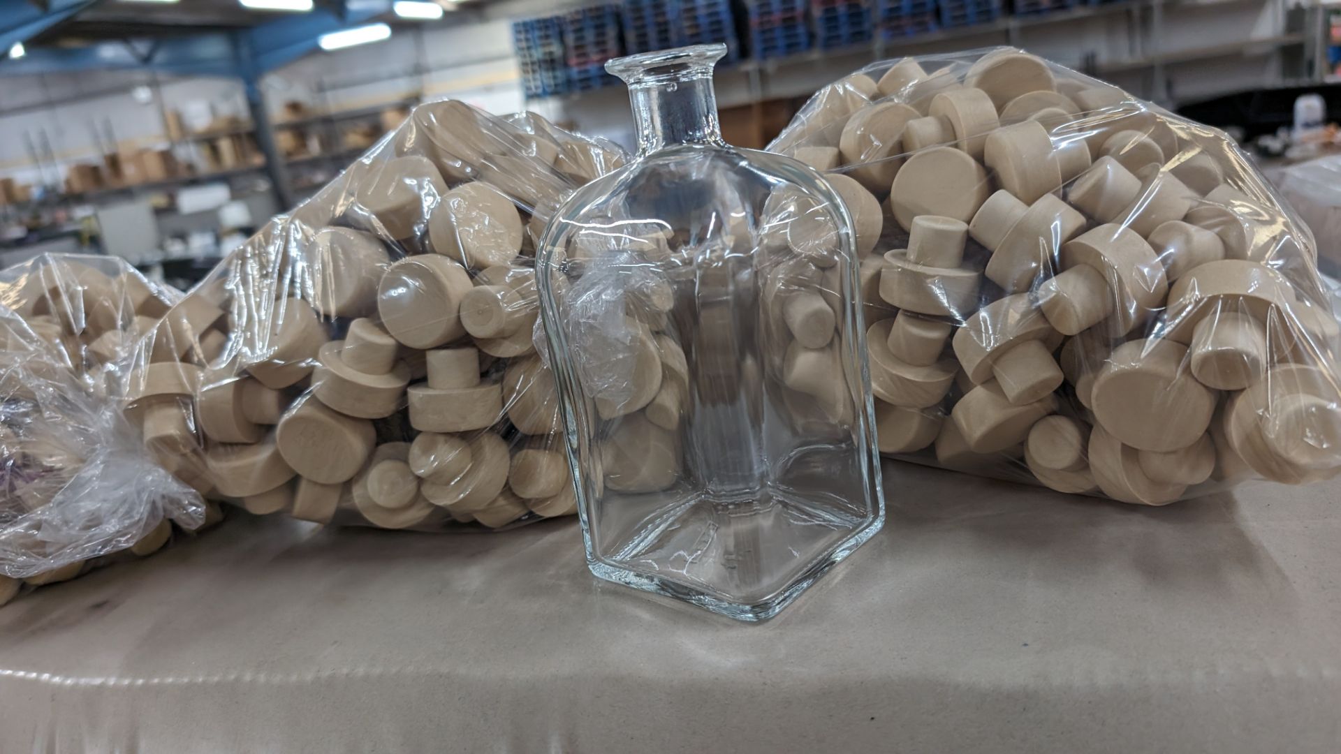 1,540 off 700ml/70cl clear glass bottles. This lot comprises the contents of a pallet and in this i - Bild 4 aus 6