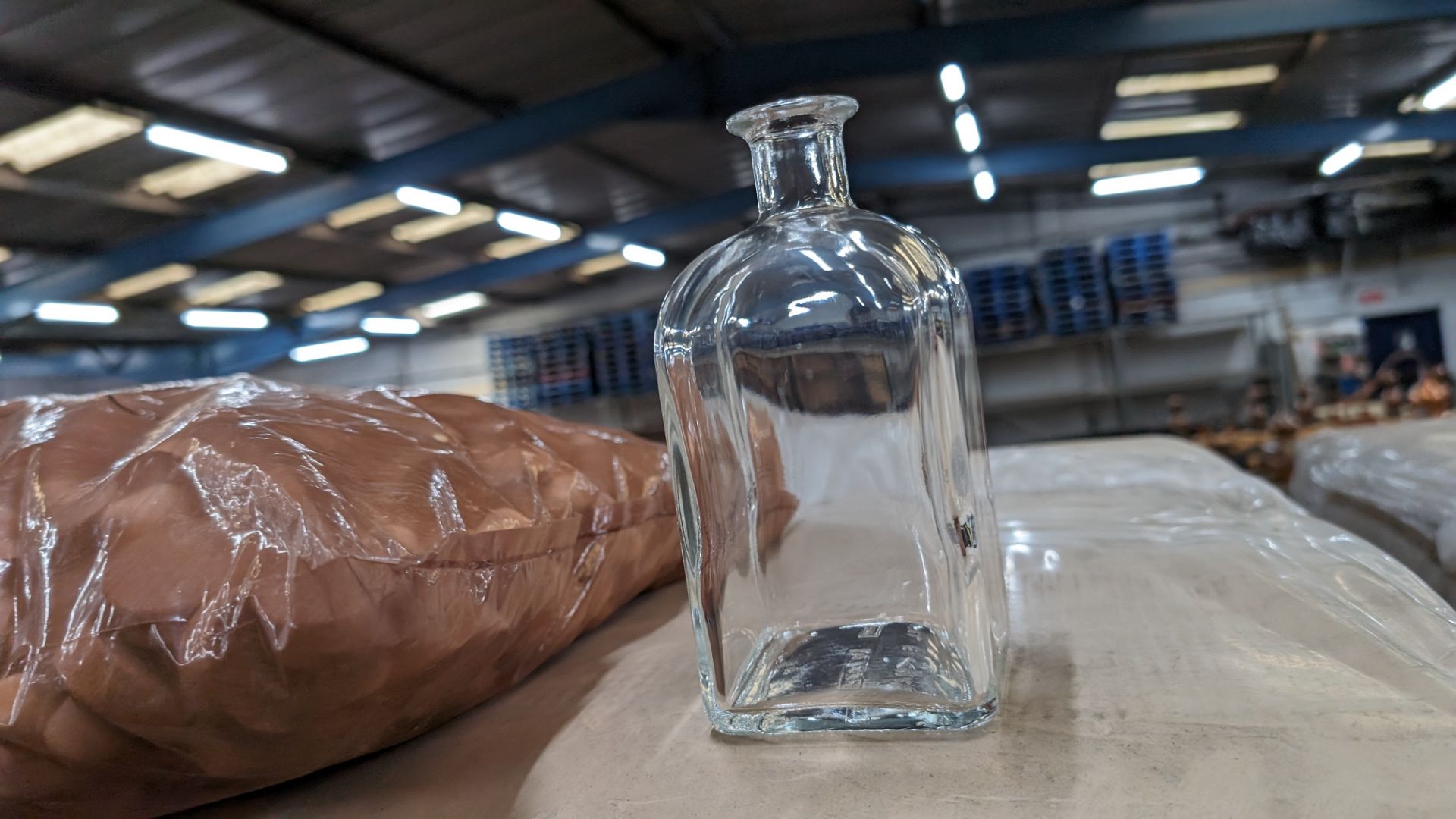 1,540 off 700ml/70cl clear glass bottles. This lot comprises the contents of a pallet and in this i - Image 3 of 5