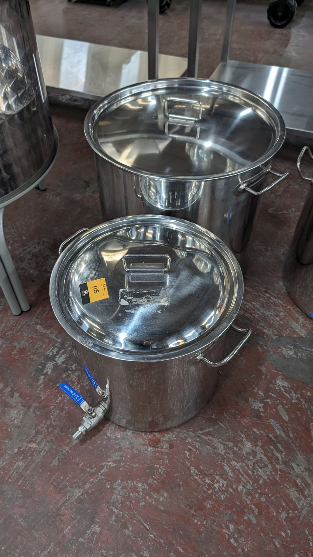 2 off assorted size brew kettles. Each with their own lid. Capacities: 70L and 30L - Image 2 of 6