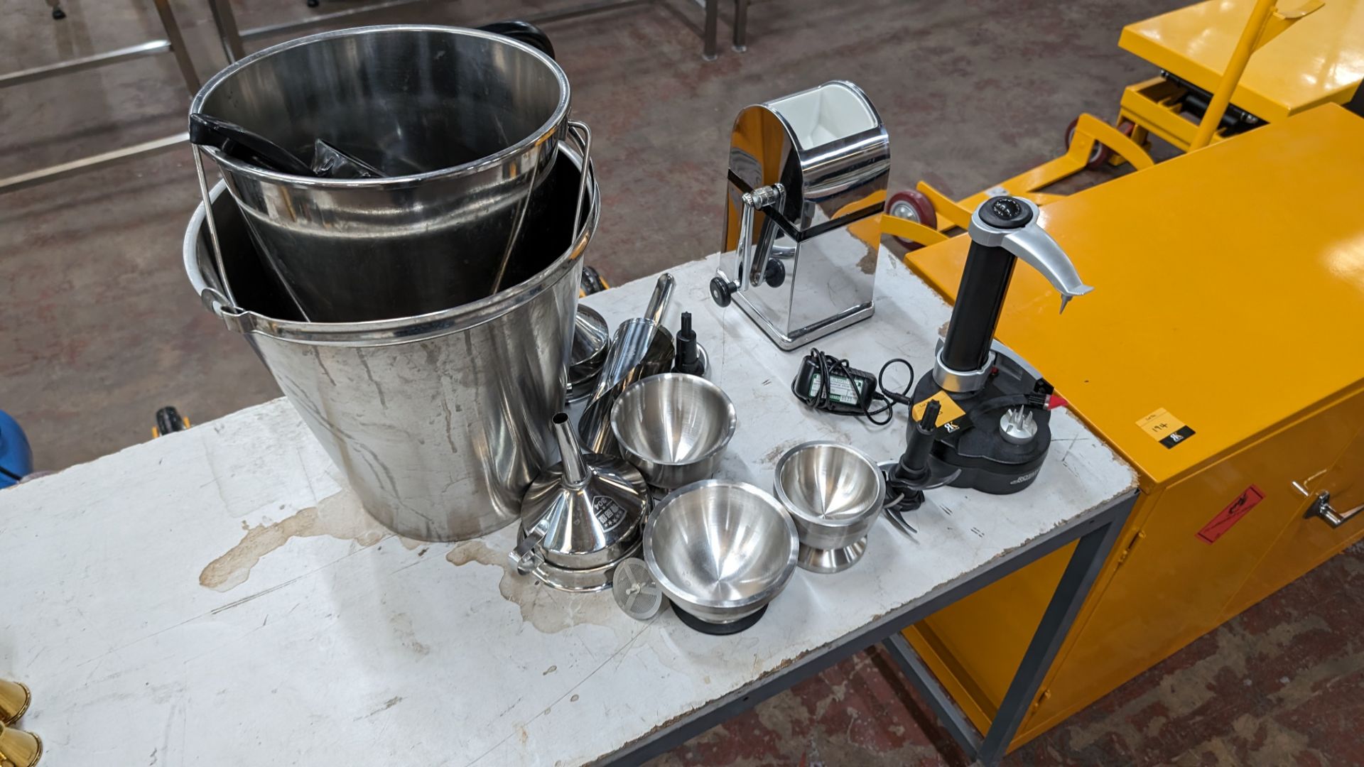 Mixed lot comprising Rotato press, ice crusher, small bowls, funnels, scoop, buckets and more - Bild 8 aus 8