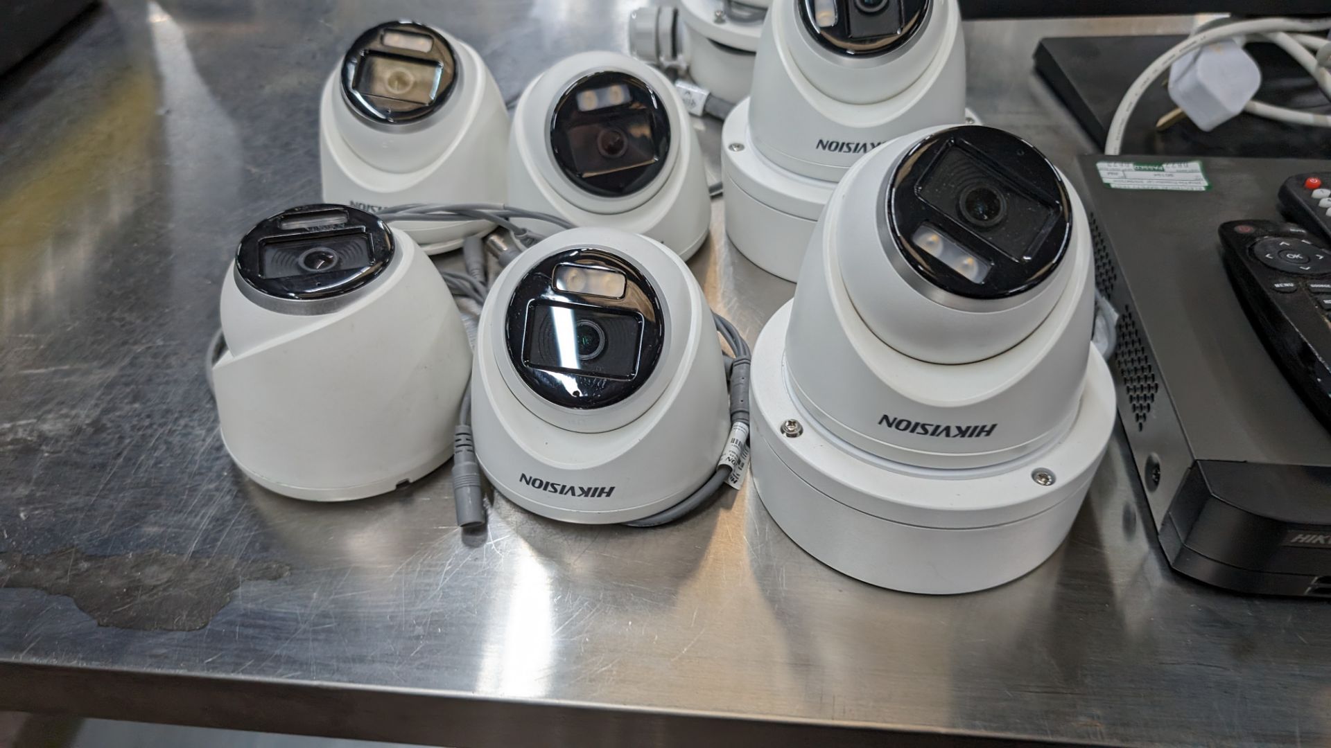 Hikvision CCTV equipment comprising DVR monitor, remotes and a total of 7 off cameras - Bild 4 aus 11