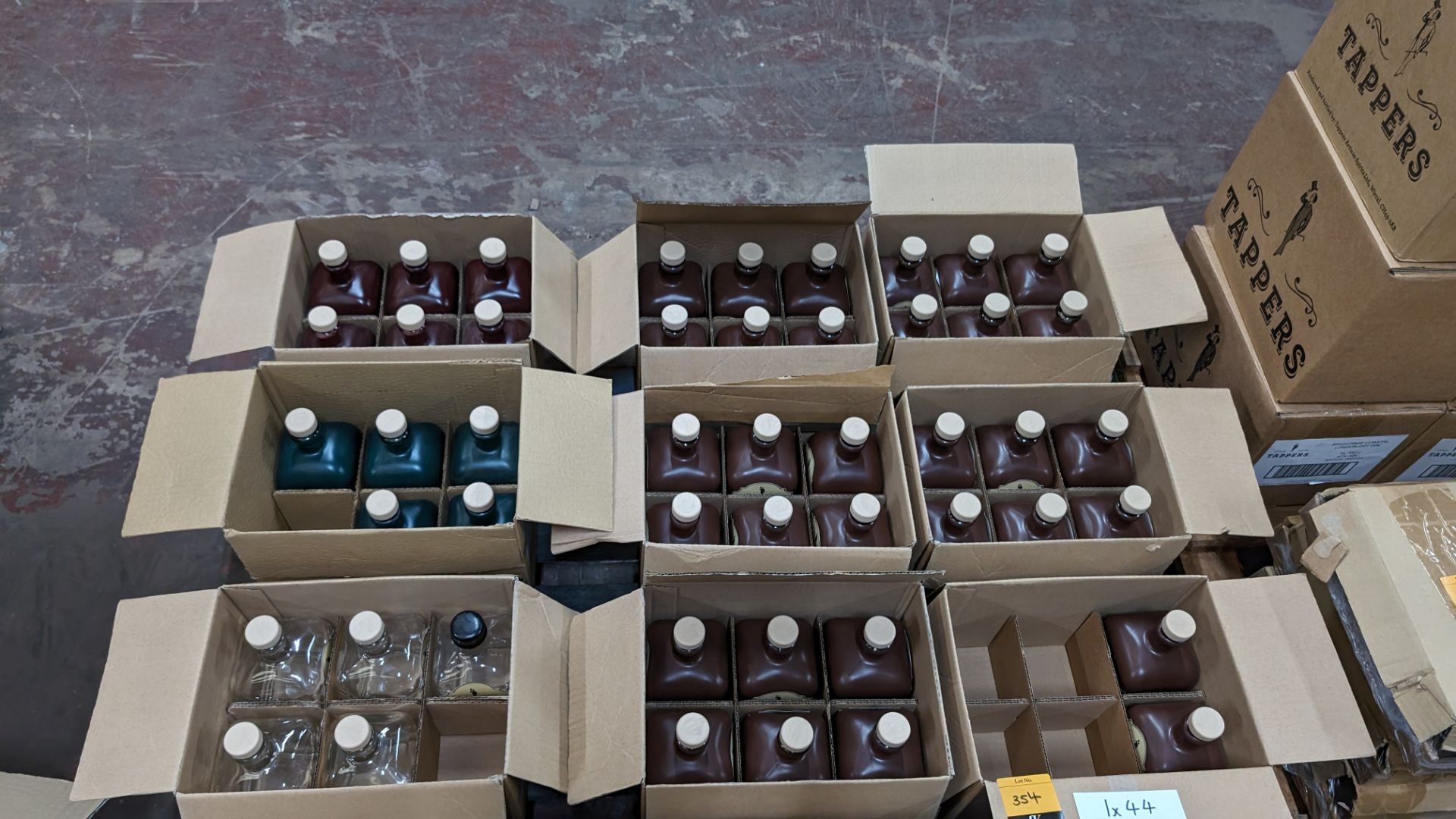 The contents of a pallet of bottles and stoppers. This lot comprises 70 off glass bottles, mostly p - Image 6 of 6