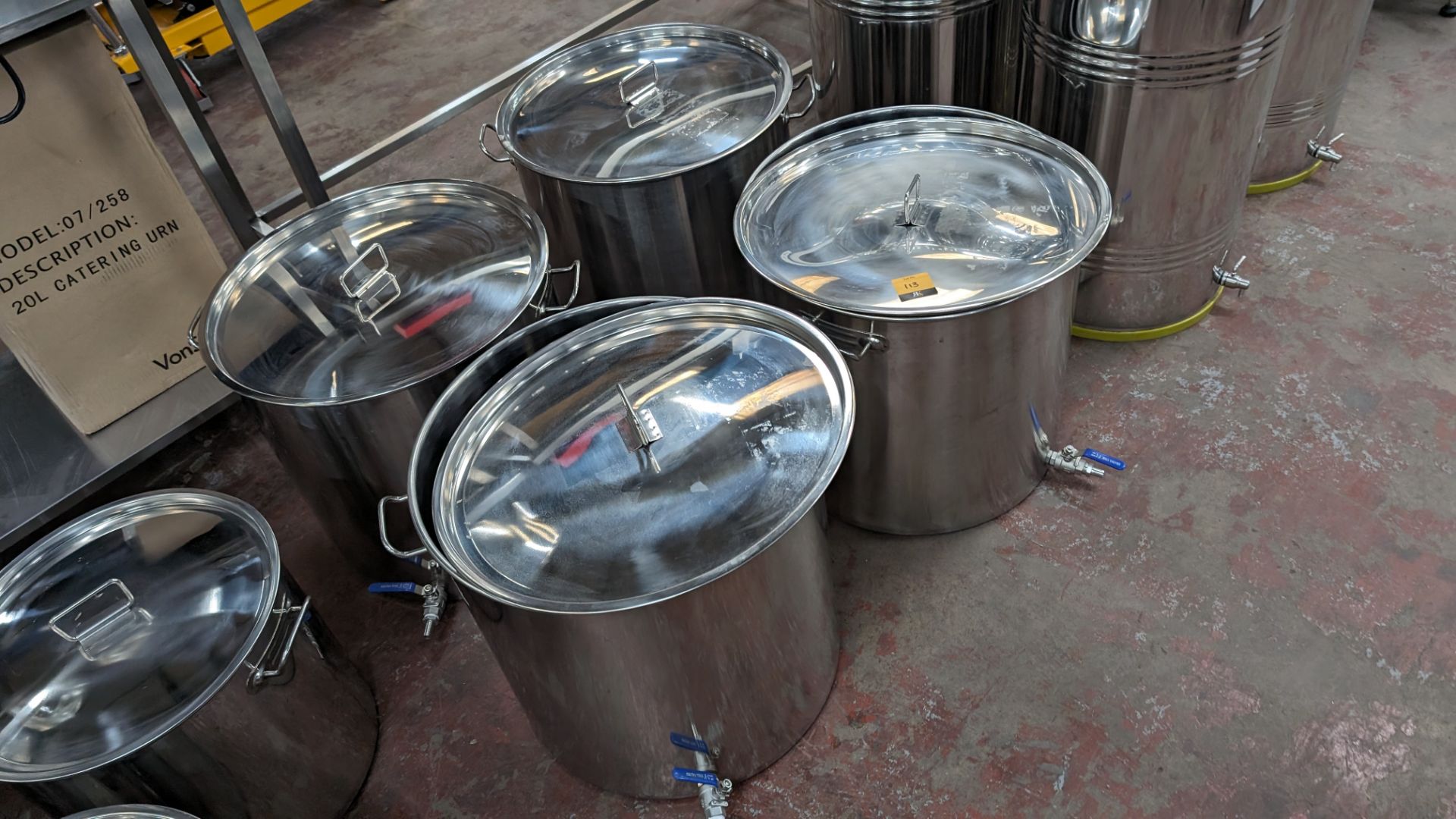 4 off large stainless steel brew kettles. Each with their own lid. Capacity: 100L - Image 9 of 9