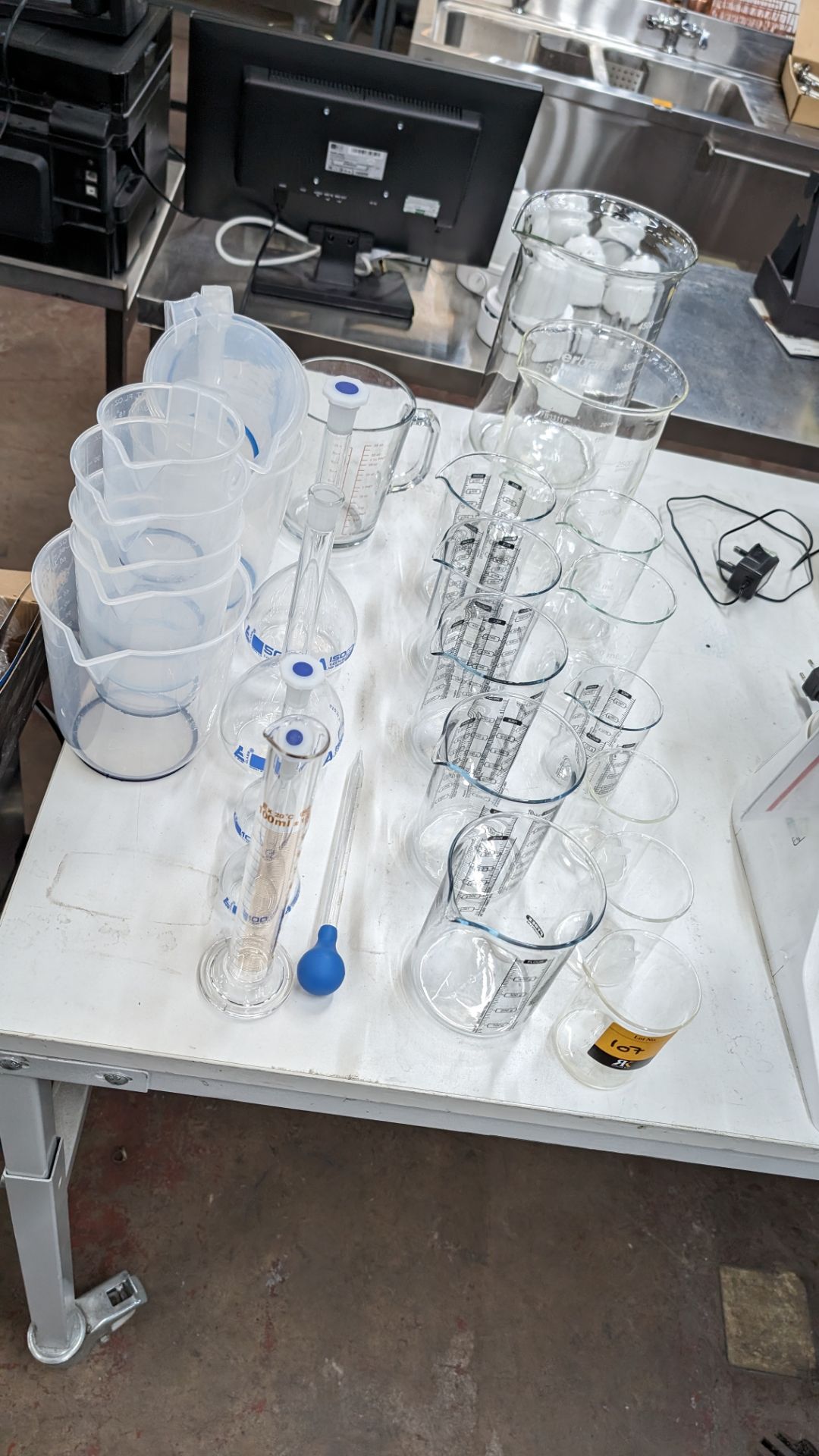 Approximately 20 off assorted glass measuring receptacles and similar plus quantity of plastic measu - Bild 2 aus 9