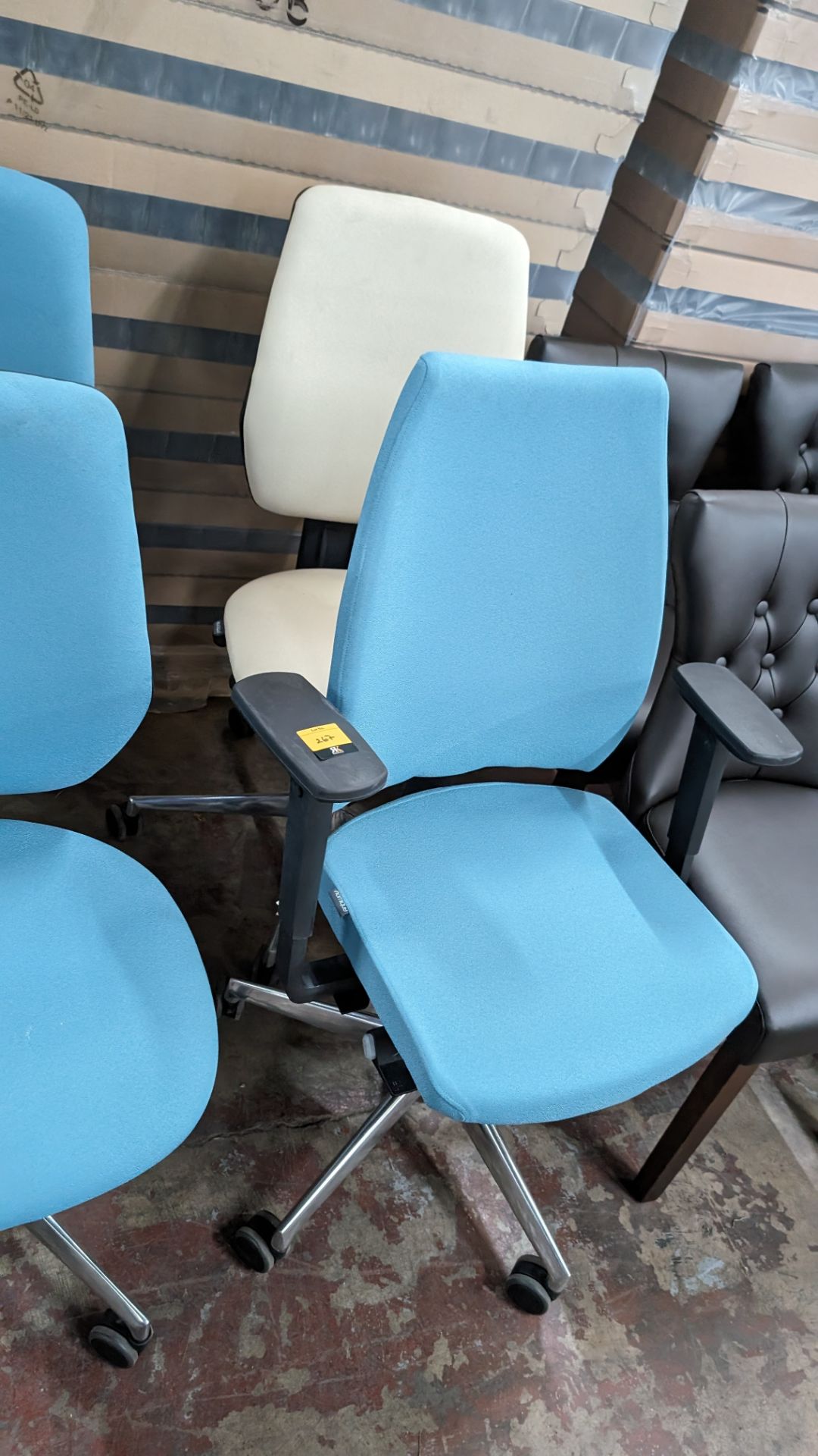 4 off operator's chairs, one of which has arms. 3 of the chairs are finished in a matching turquois - Image 4 of 8