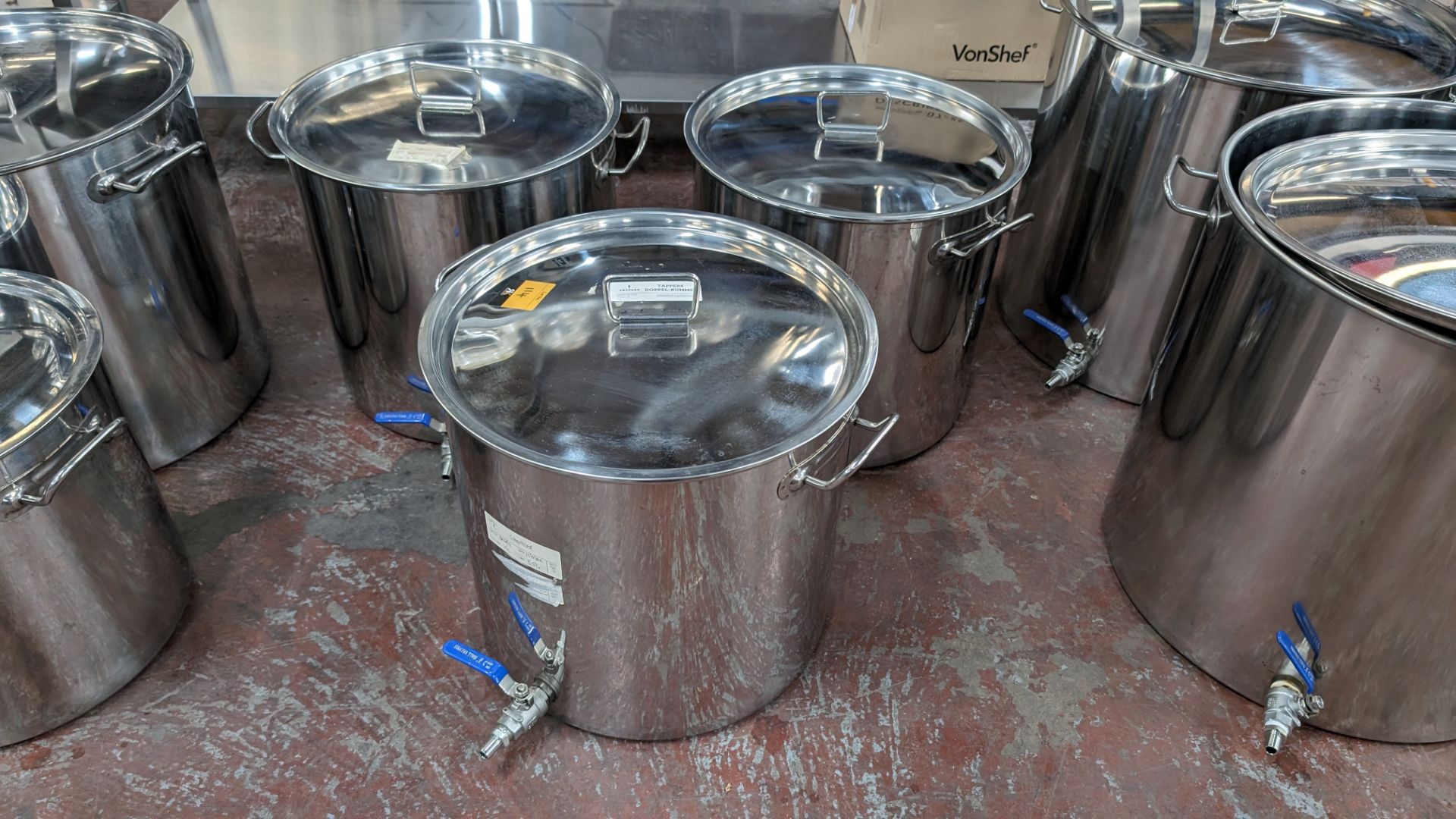 3 off stainless steel brew kettles. Each with their own lid. Capacity: 50L - Image 2 of 6