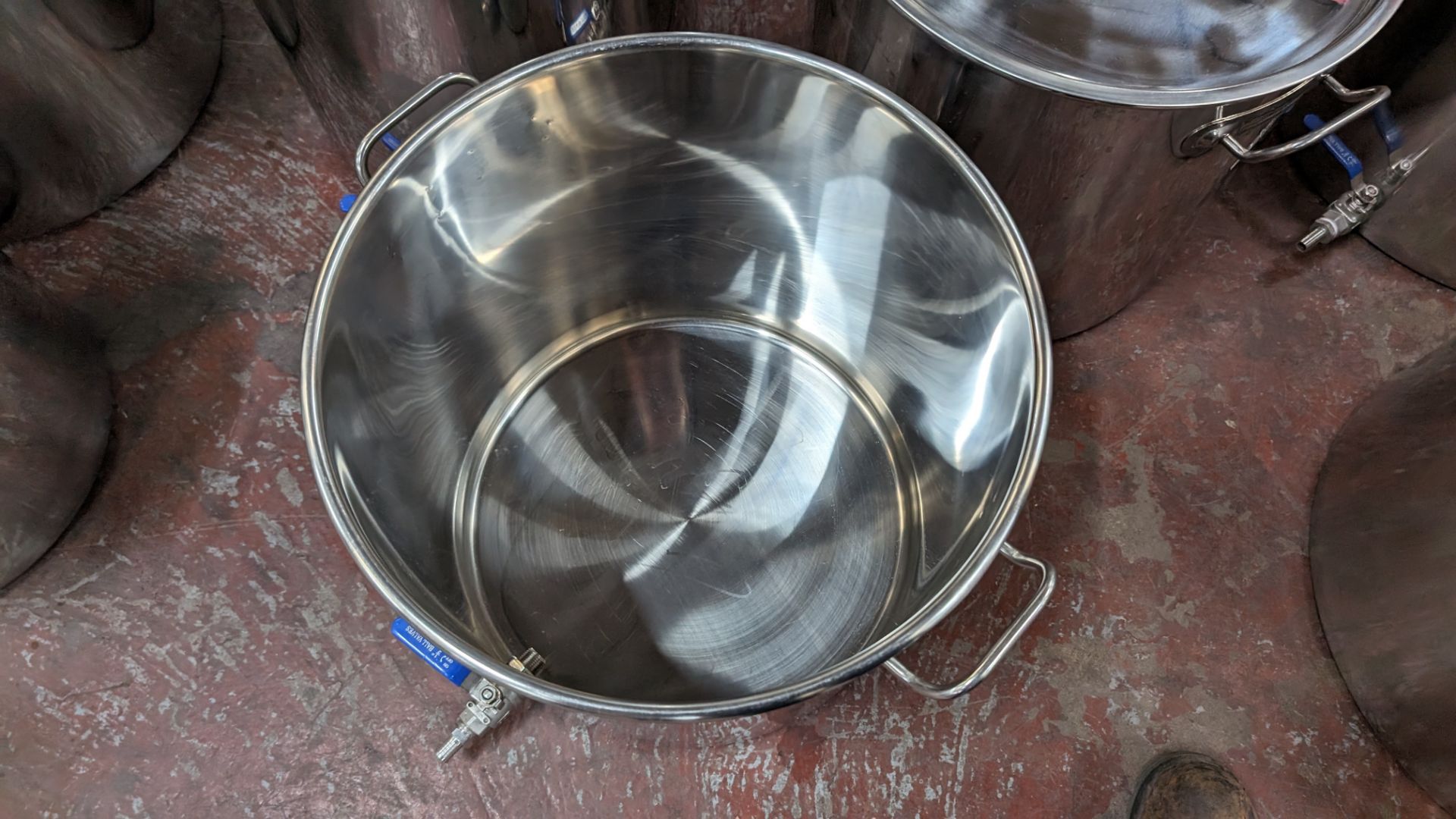 3 off stainless steel brew kettles. Each with their own lid. Capacity: 50L - Image 6 of 6