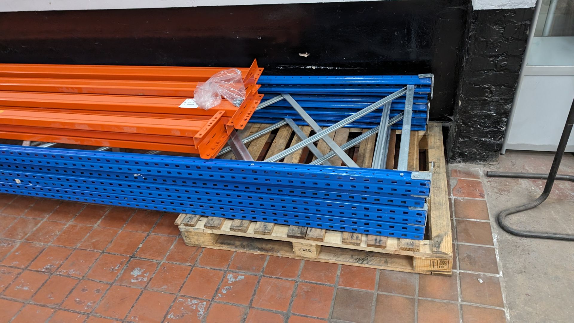 Quantity of pallet racking, comprising 4 off blue uprights each 900mm wide and 2500mm tall, 12 off o - Bild 4 aus 11
