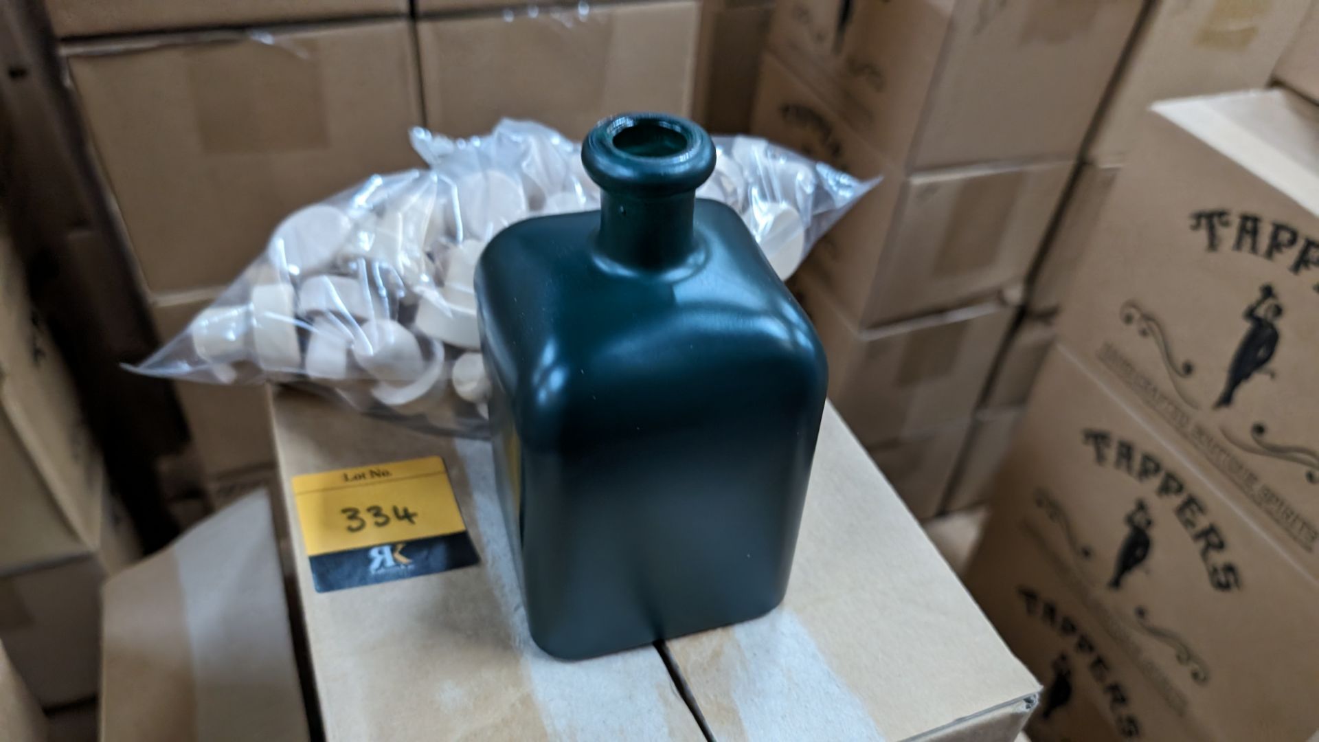 42 off 50cl/500ml professionally painted green glass bottles, each with a stopper. The bottles are - Bild 4 aus 4