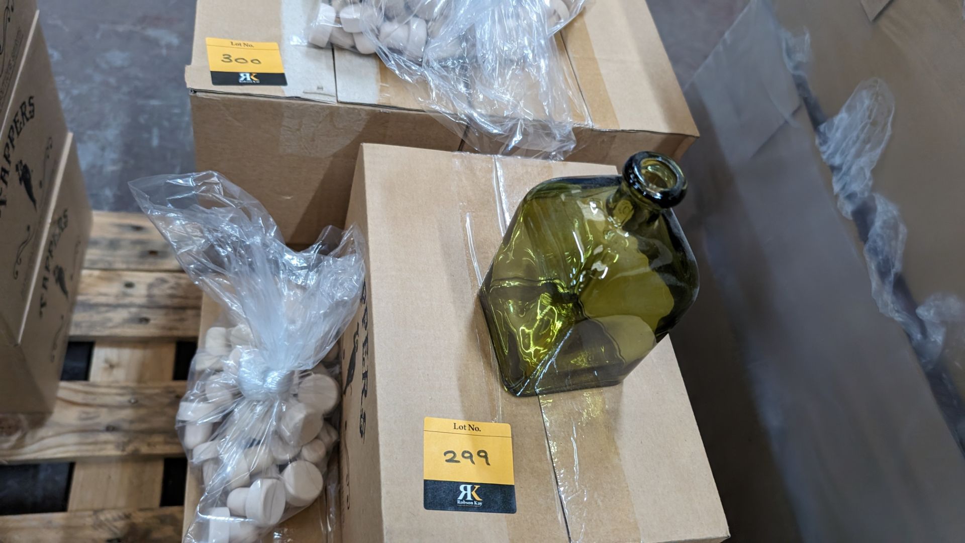 30 off 50cl/500ml green tinted glass bottles, each including a stopper. The bottles are boxed in si - Image 3 of 4