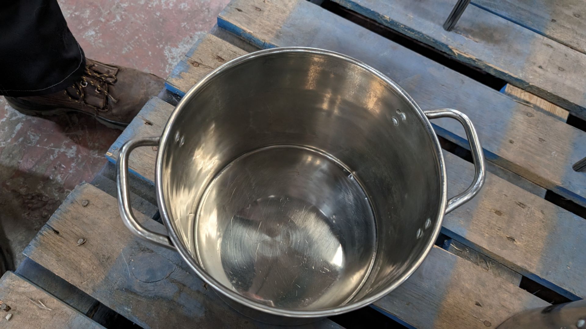 6 off twin handled steel pots, each with their own lid - Image 6 of 8