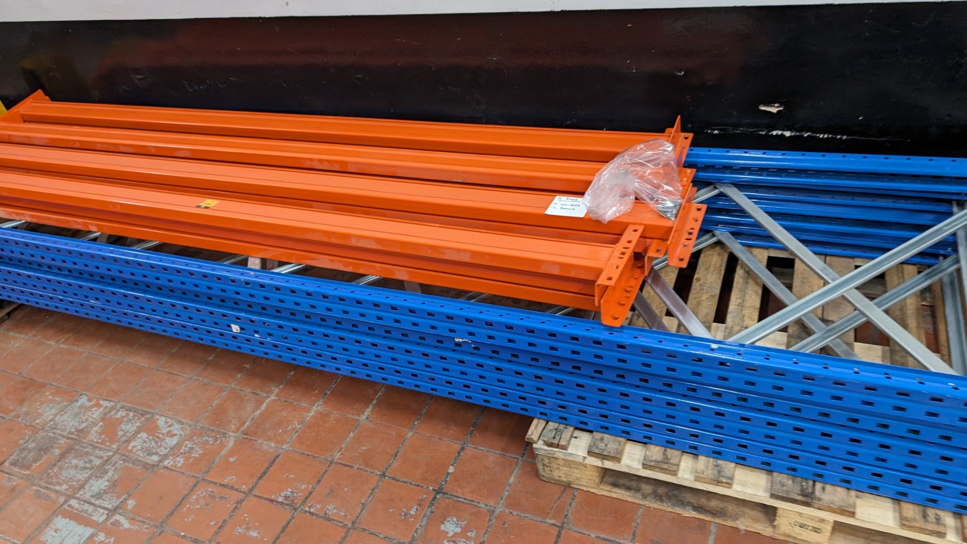 Quantity of pallet racking, comprising 4 off blue uprights each 900mm wide and 2500mm tall, 12 off o - Bild 5 aus 11