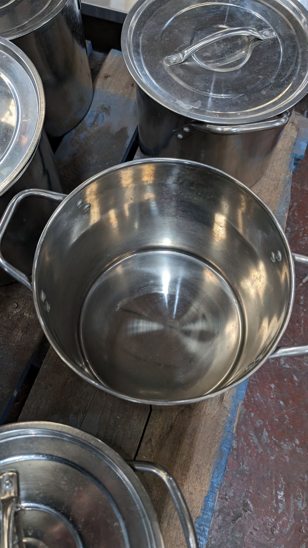 6 off twin handled steel pots, each with their own lid - Image 7 of 8