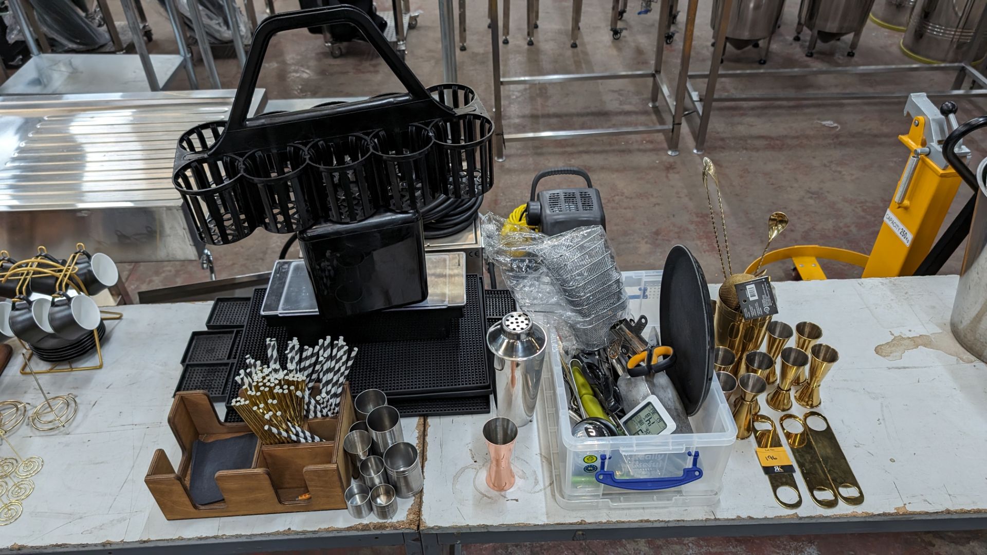 Mixed bar equipment lot comprising measures, stirrers, sieves, mini baskets, shakers, rubber bar mat - Image 2 of 11