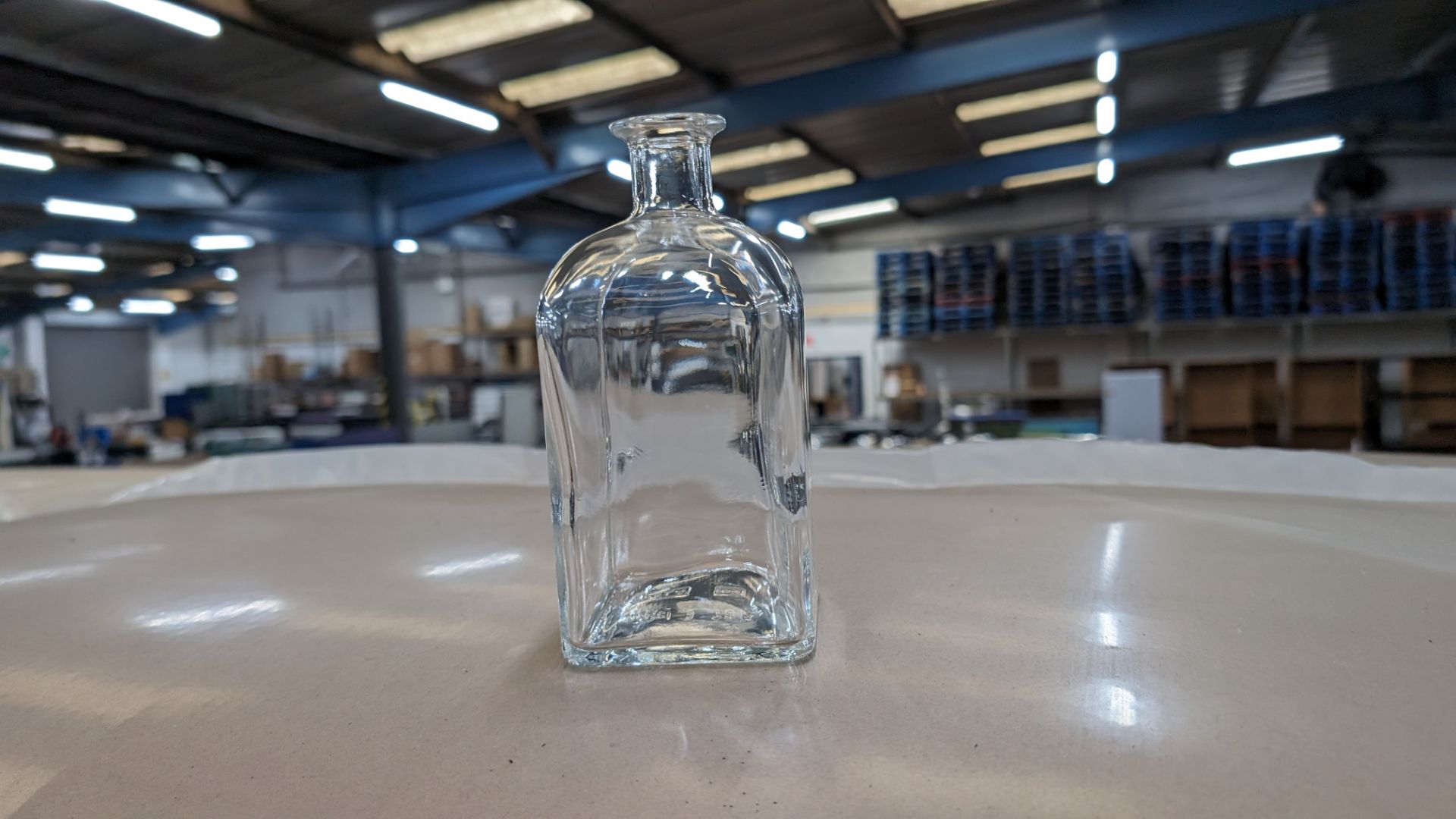 1,540 off 700ml/70cl clear glass bottles. This lot comprises the contents of a pallet and in this i - Image 3 of 4