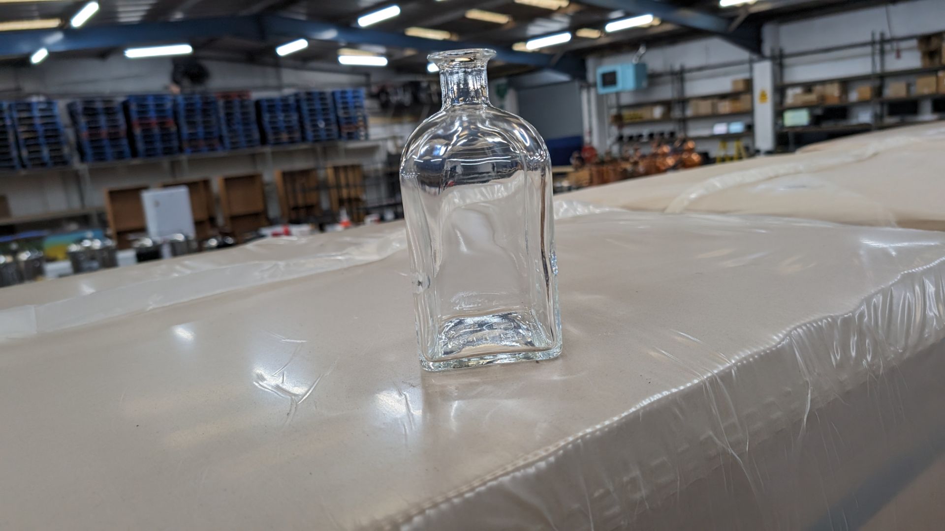 1,540 off 700ml/70cl clear glass bottles. This lot comprises the contents of a pallet and in this i - Image 4 of 4