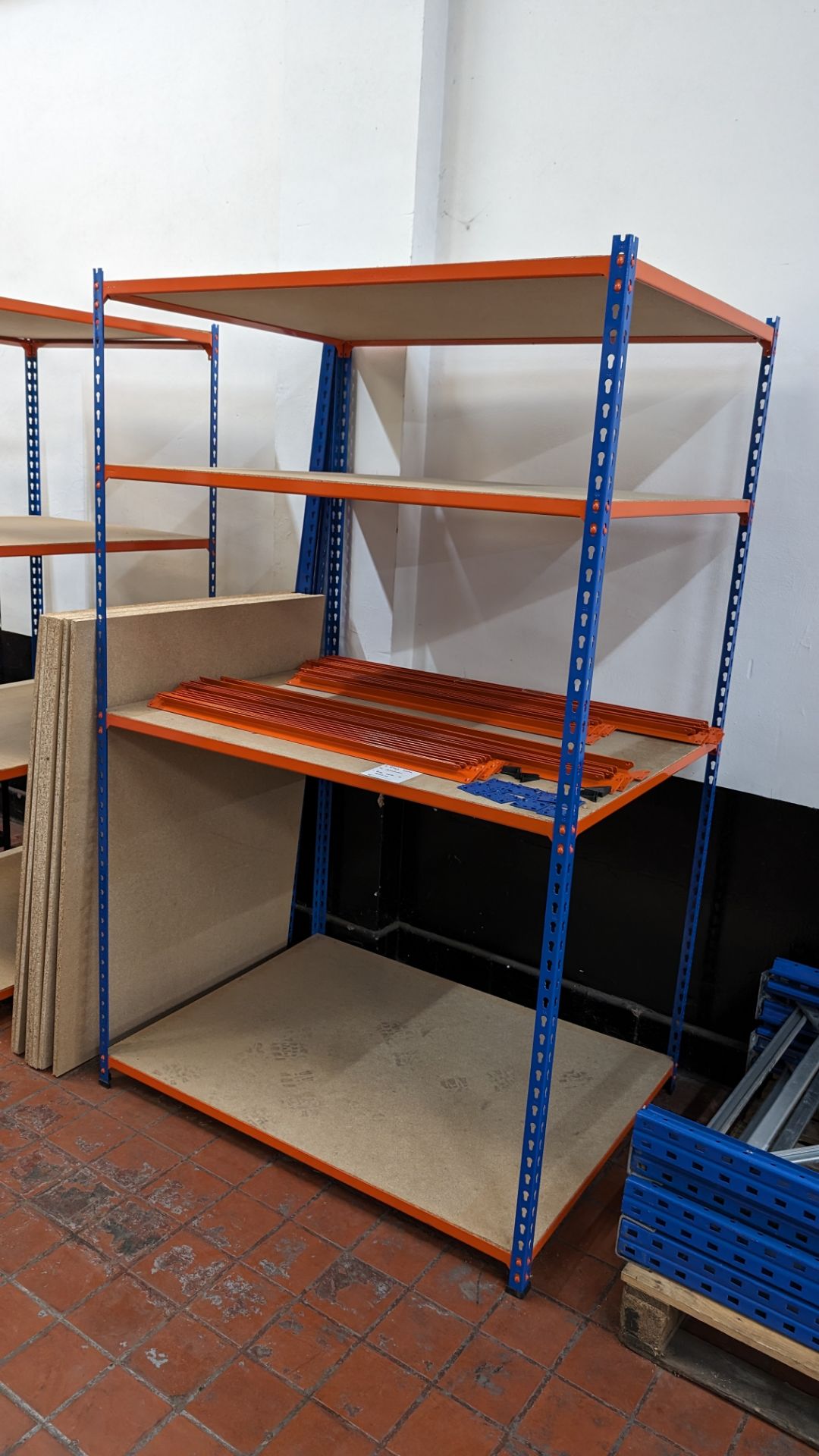 4 off bays of Rapid Racking blue and orange racking, each with four shelves. One bay has a footprin - Bild 5 aus 8