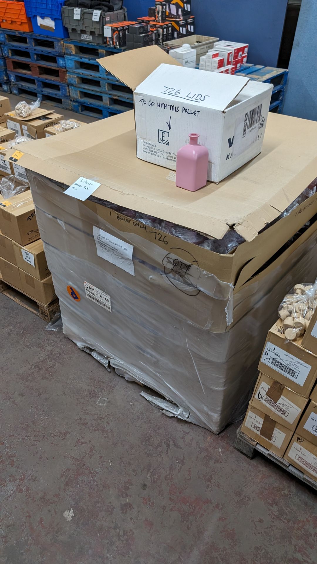 The contents of a pallet of professionally painted pink glass bottles, each bottles being 70c/700ml - Image 2 of 9