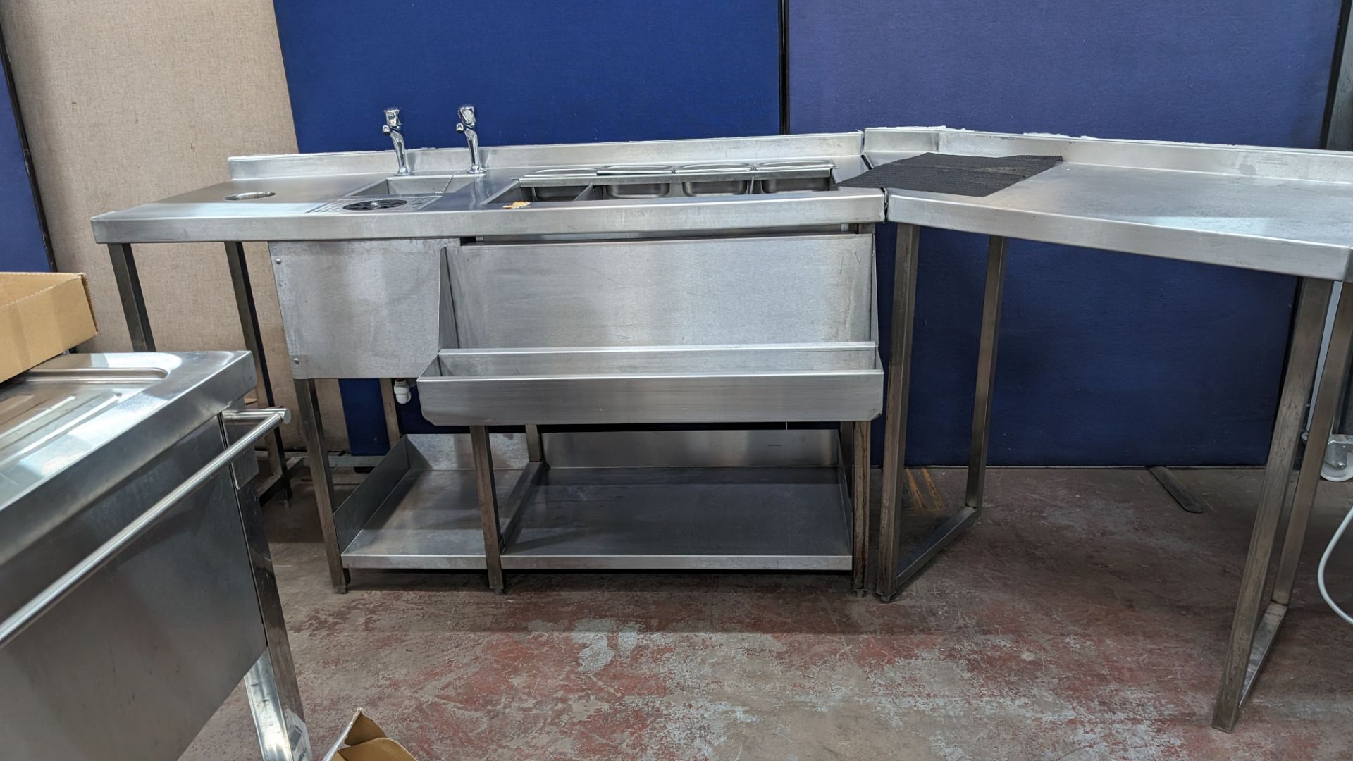 Stainless steel corner shaped floor standing bar fittings, comprising small basin with mixer taps, g - Image 10 of 11