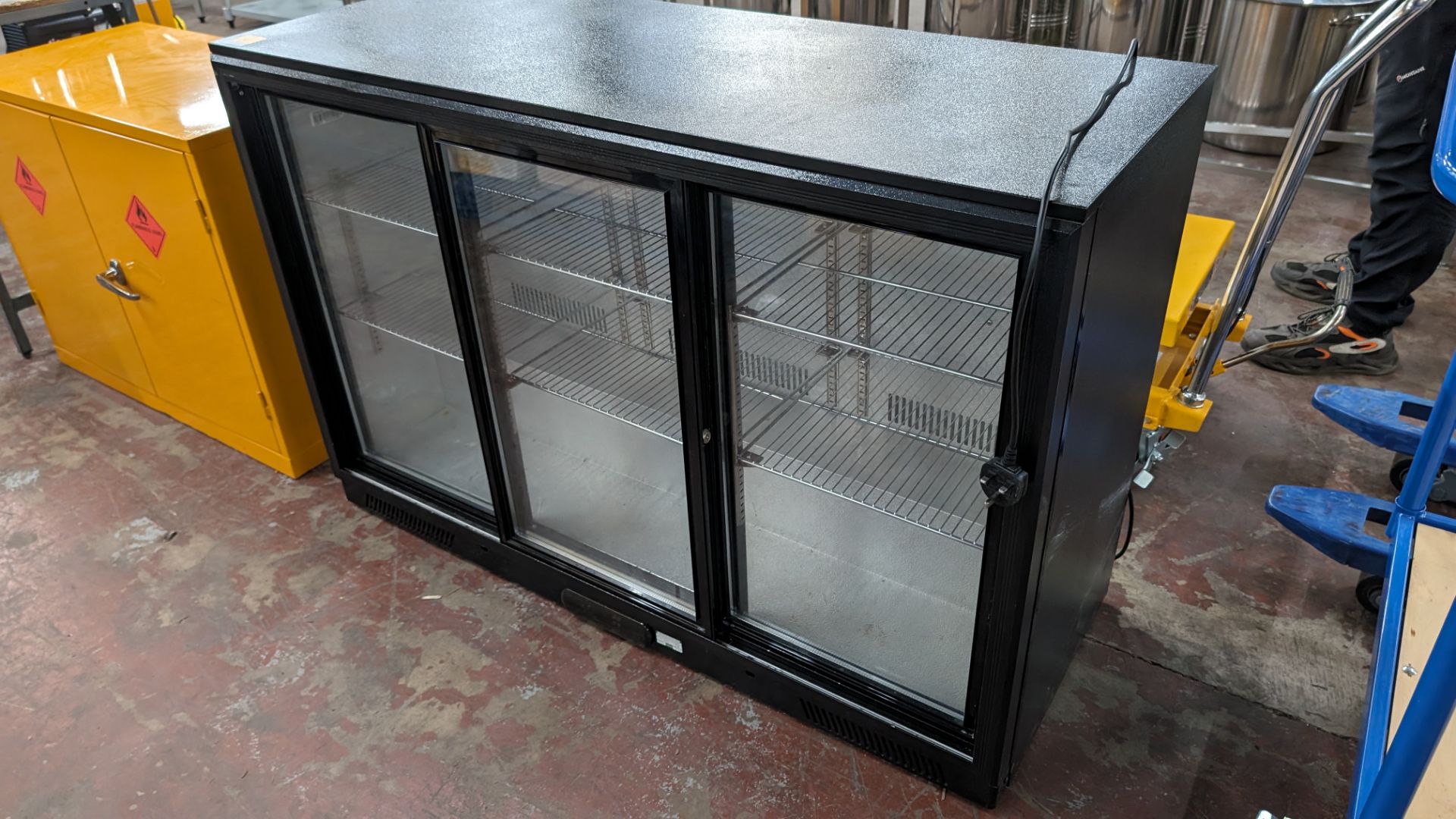 Large black undercounter/back bar bottle fridge with triple clear sliding doors - Image 2 of 6