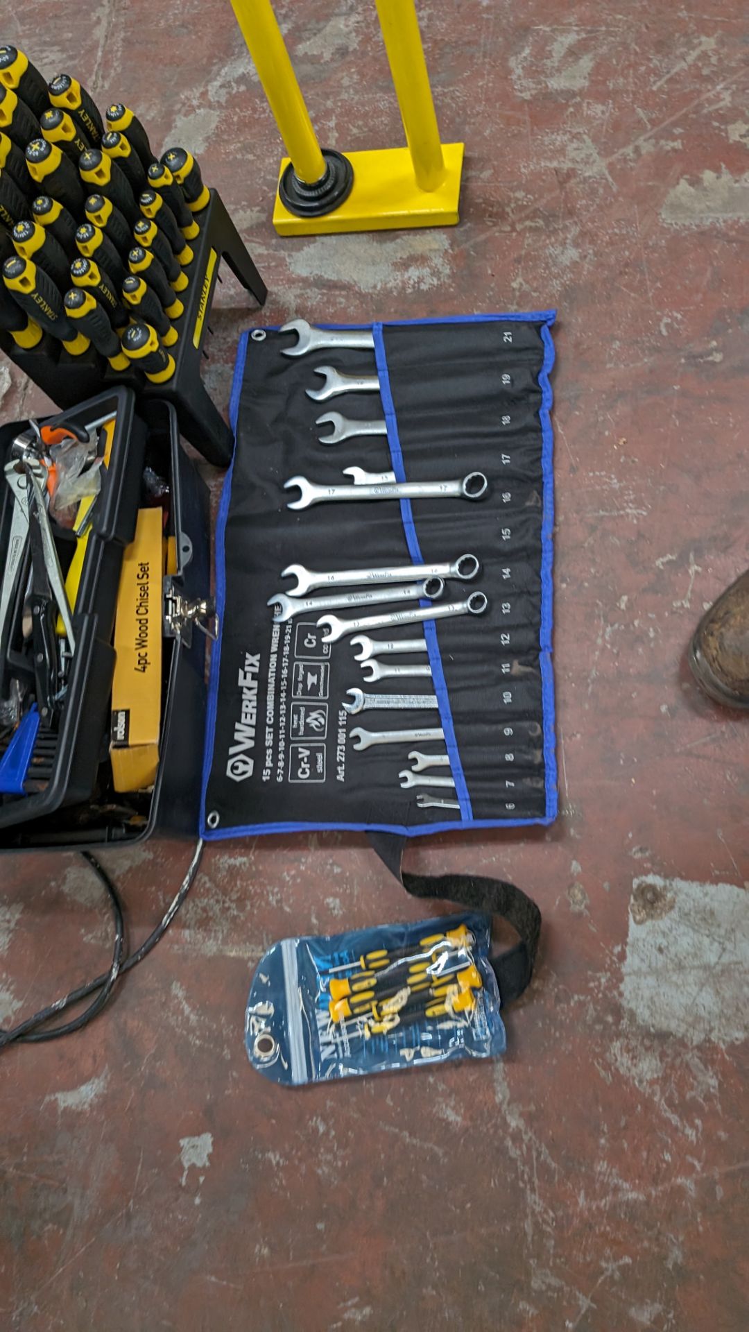 Mixed tool lot comprising shrink wrap applicator, Stanley screwdriver set, 15-piece wrench set, mini - Image 9 of 10