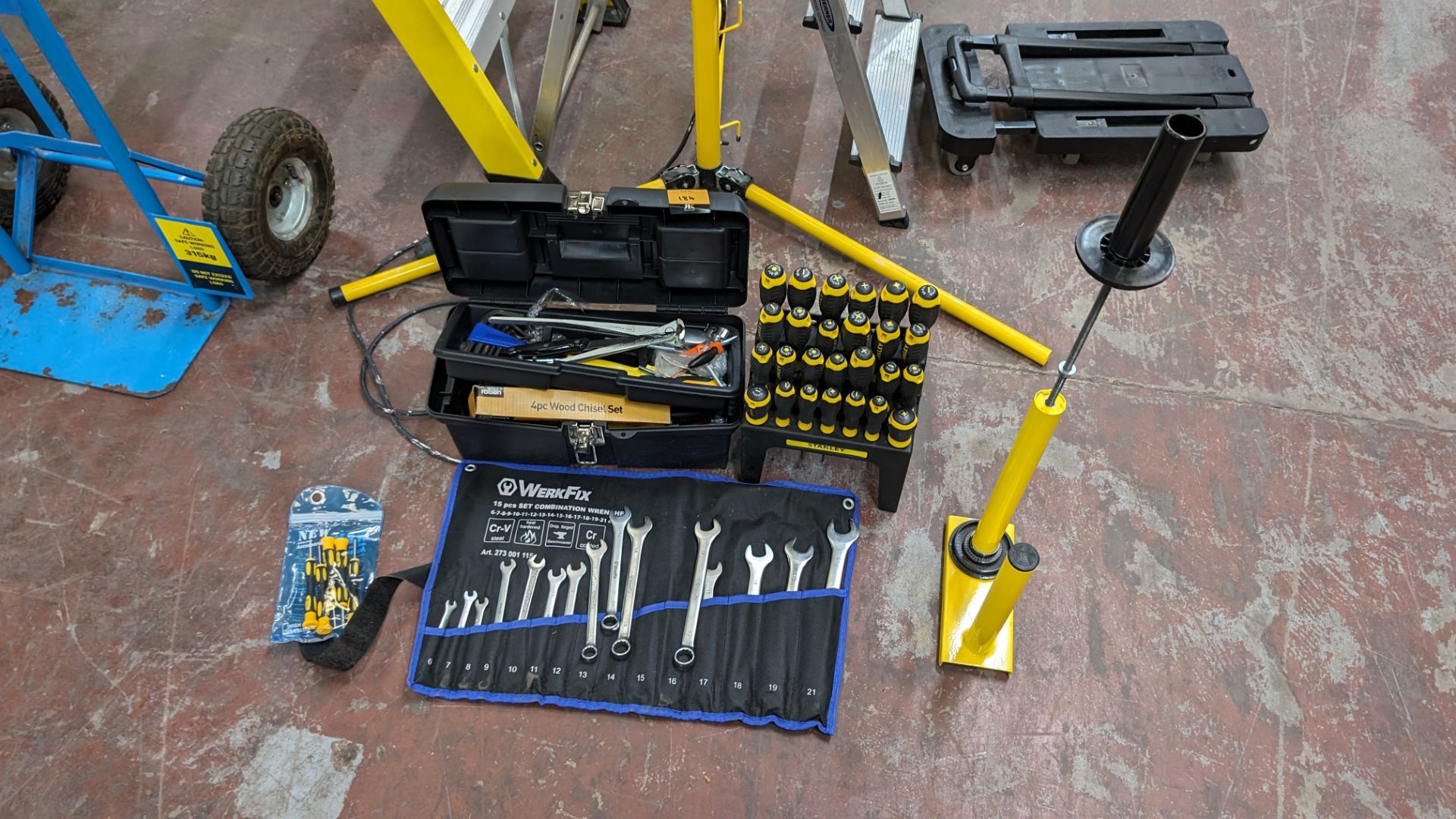 Mixed tool lot comprising shrink wrap applicator, Stanley screwdriver set, 15-piece wrench set, mini - Image 2 of 10