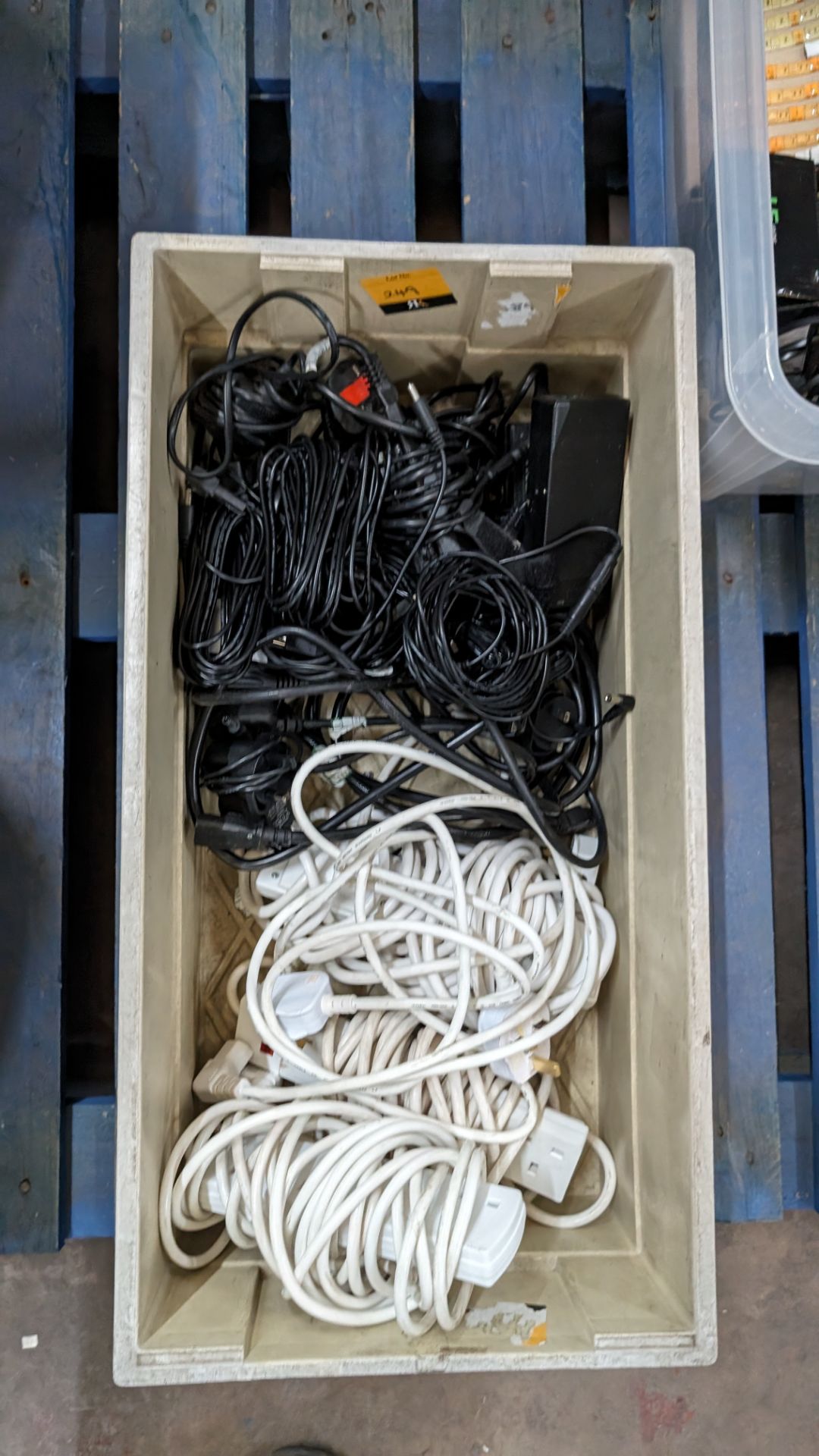 The contents of a crate of extension cables, power packs and more - Image 3 of 5