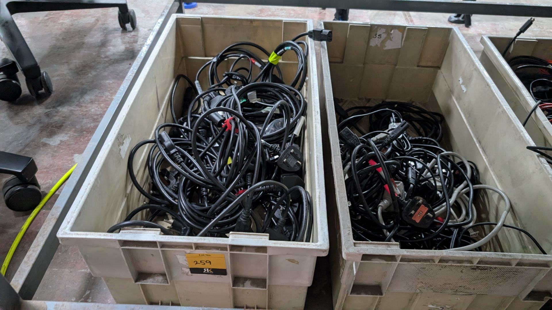 The contents of 2 crates of assorted Power cables. - Image 5 of 5