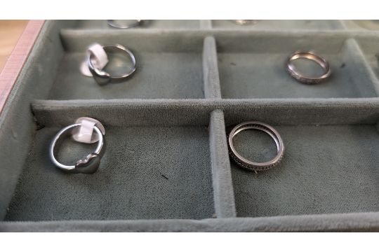 25 Assorted Rings, mostly Costume Jewellery or Silver. In some instances there is simply no tag indi - Image 4 of 12