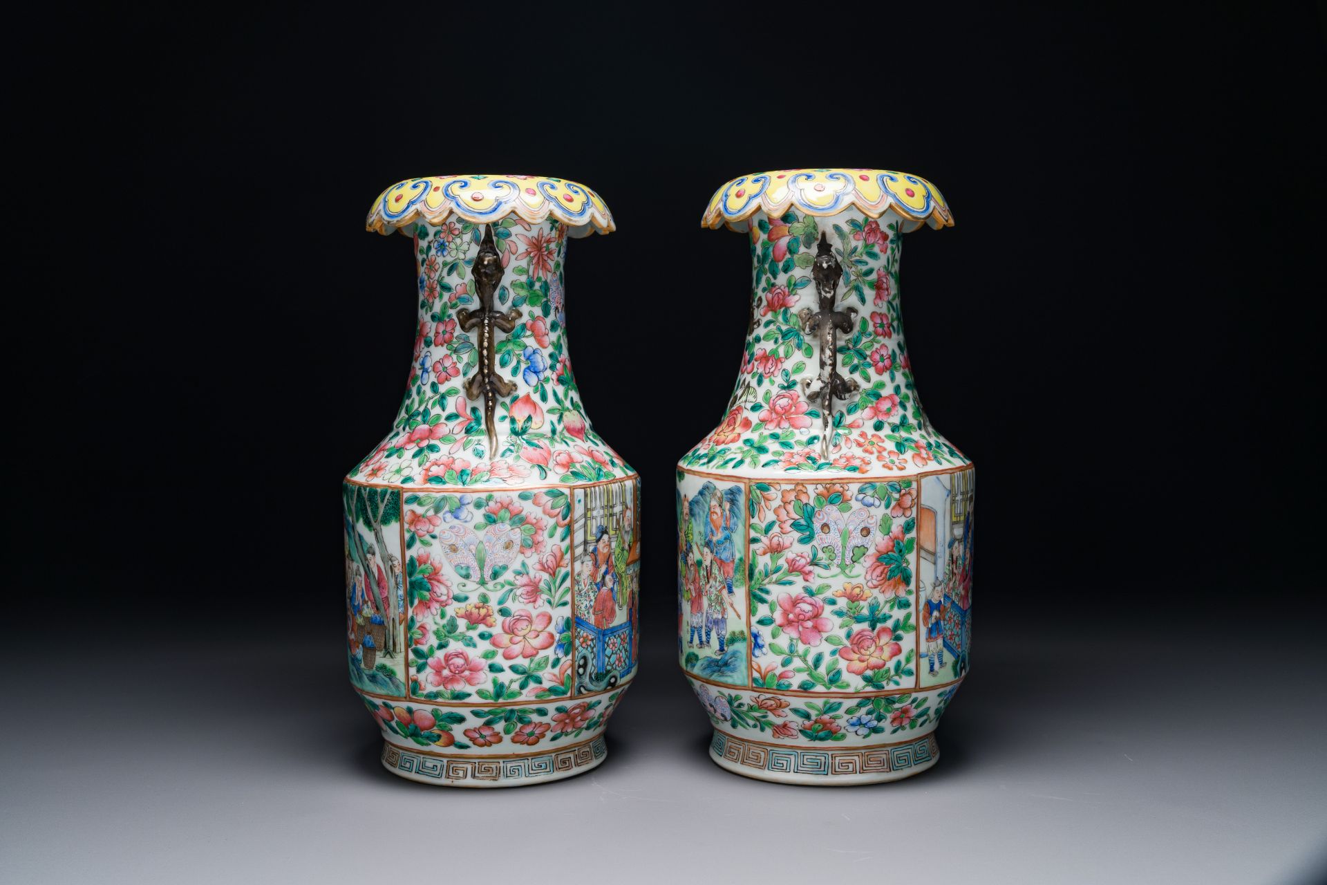 A pair of fine Chinese Canton famille rose 'Water Margin æ°´æ»¸å‚³' vases, 19th C. - Image 4 of 6