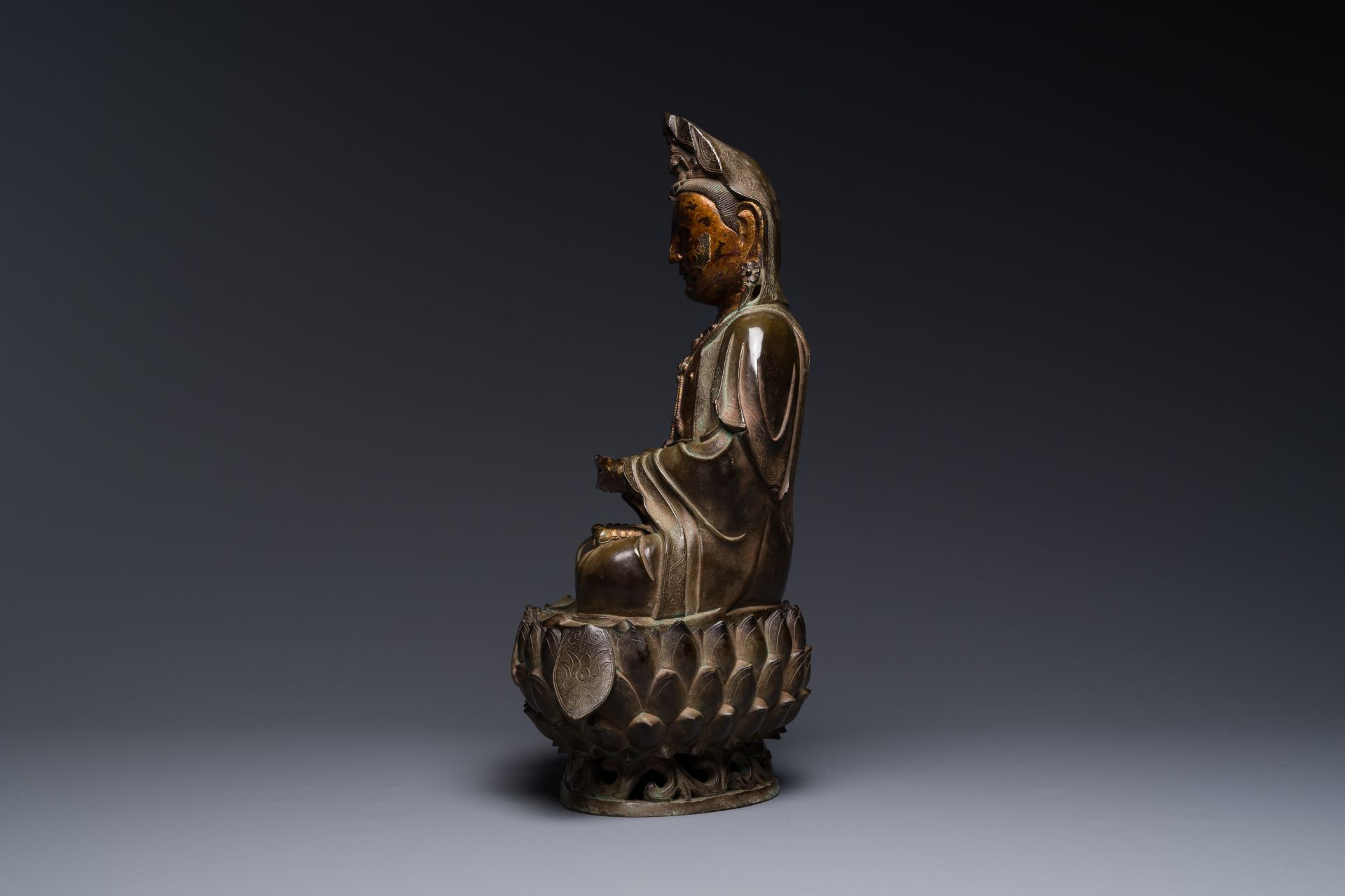 A fine Chinese partly lacquered and gilt bronze sculpture of Bodhisattva on lotus throne, Ming - Image 3 of 7