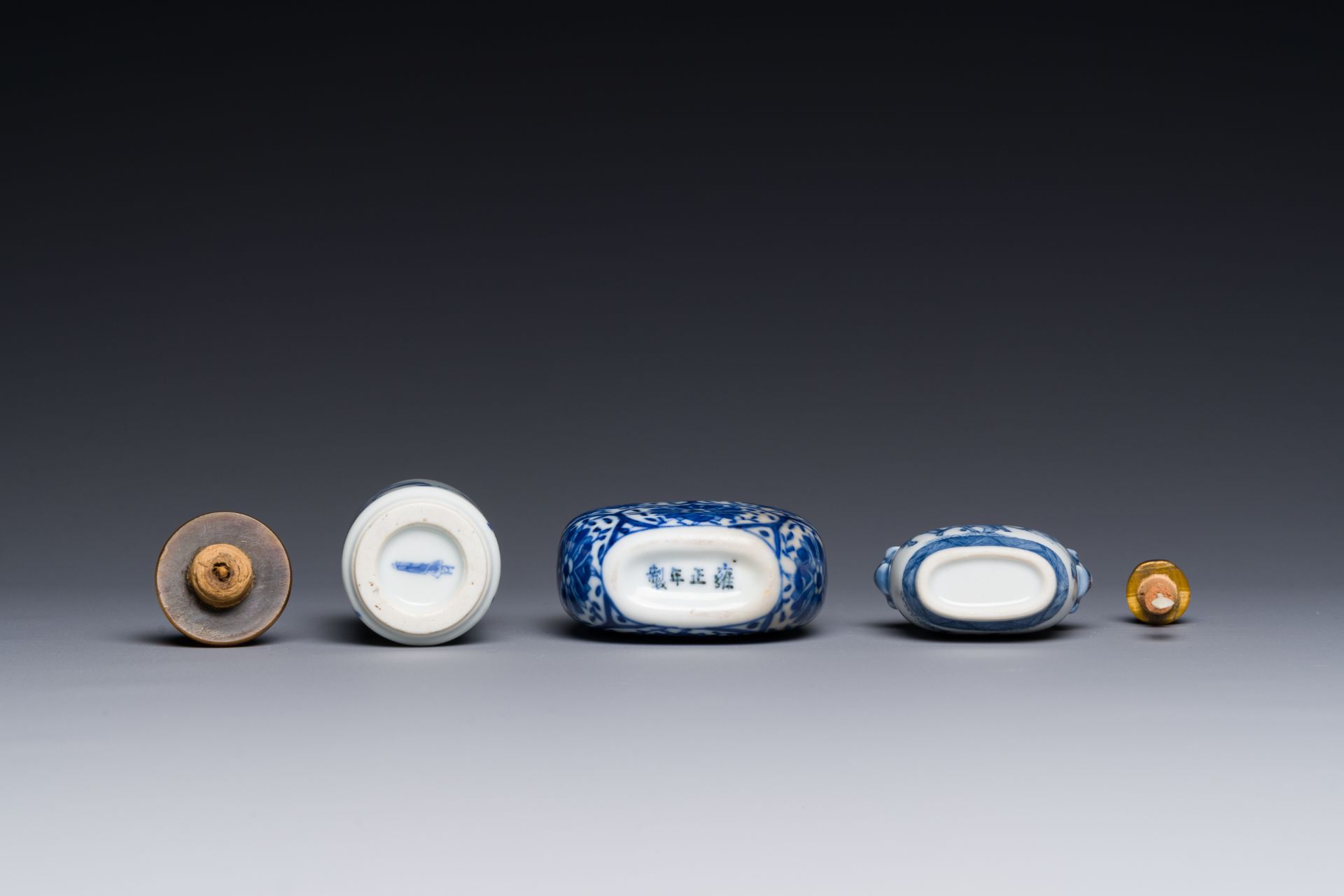 Three Chinese blue and white snuff bottles, Yongzheng mark, 19th C. - Bild 3 aus 3