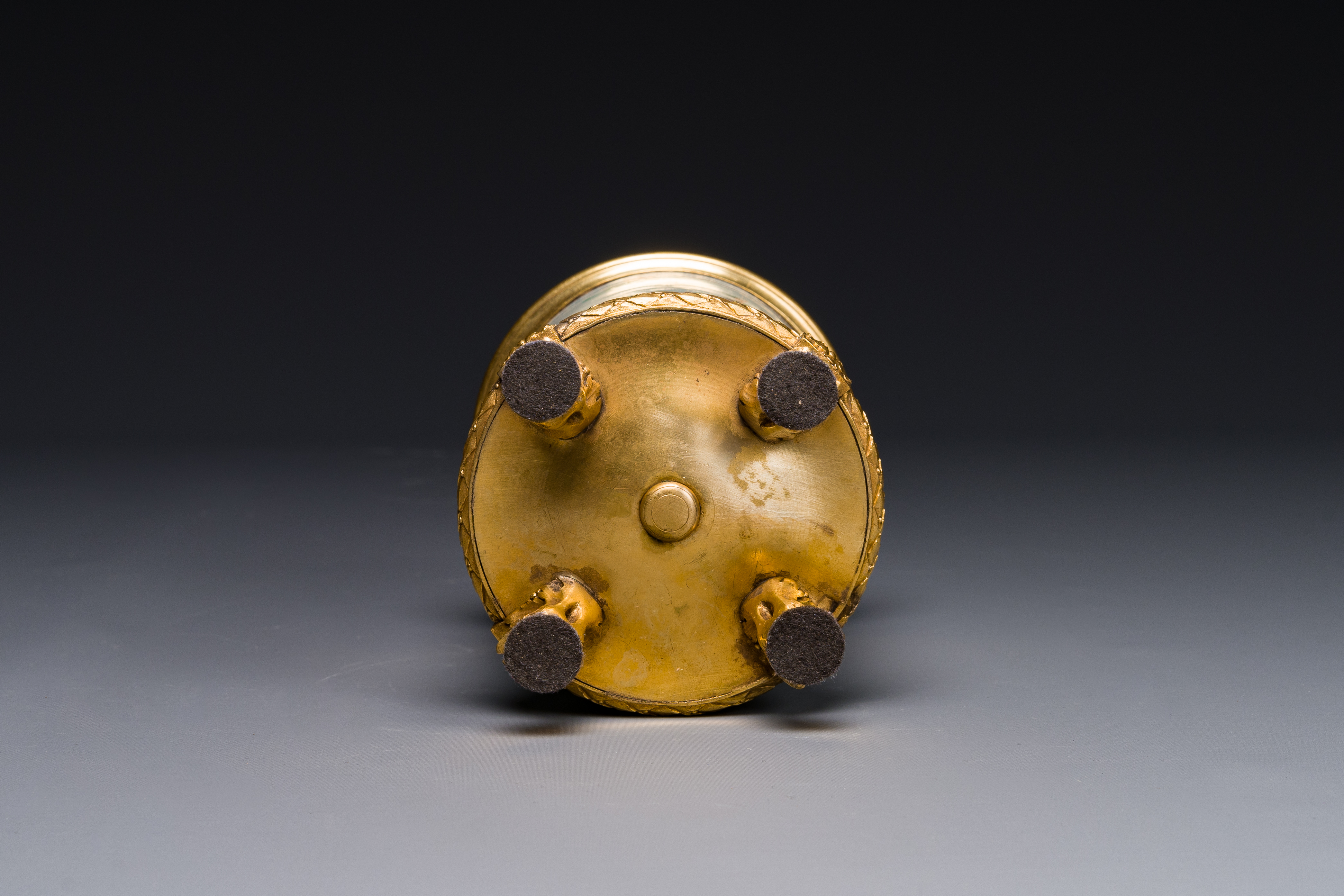 A Chinese famille rose 'Tao Yuanming é™¶æ·µæ˜Ž' brush pot with gilt bronze mounts, Yongzheng - Image 6 of 6