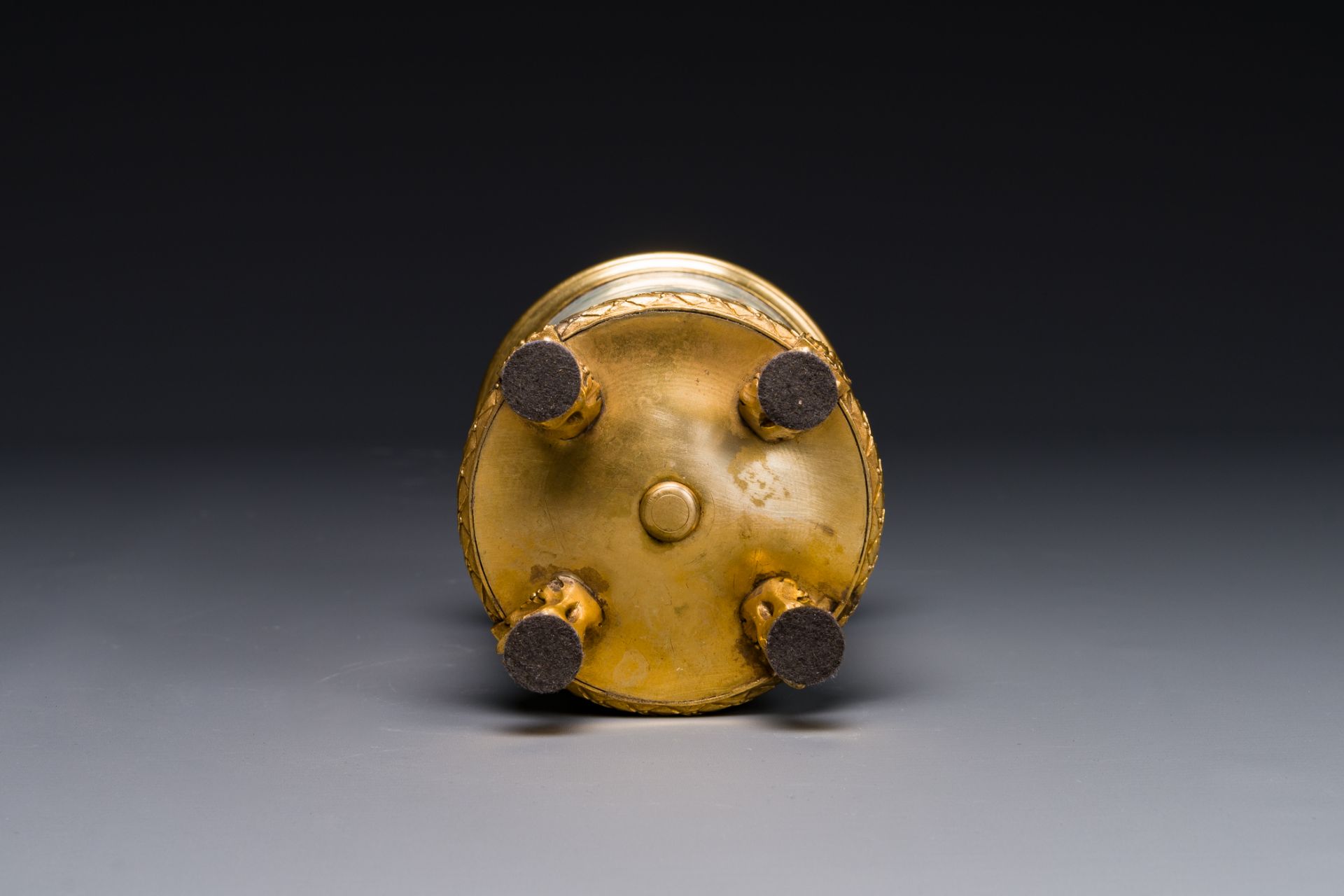 A Chinese famille rose 'Tao Yuanming é™¶æ·µæ˜Ž' brush pot with gilt bronze mounts, Yongzheng - Bild 6 aus 6