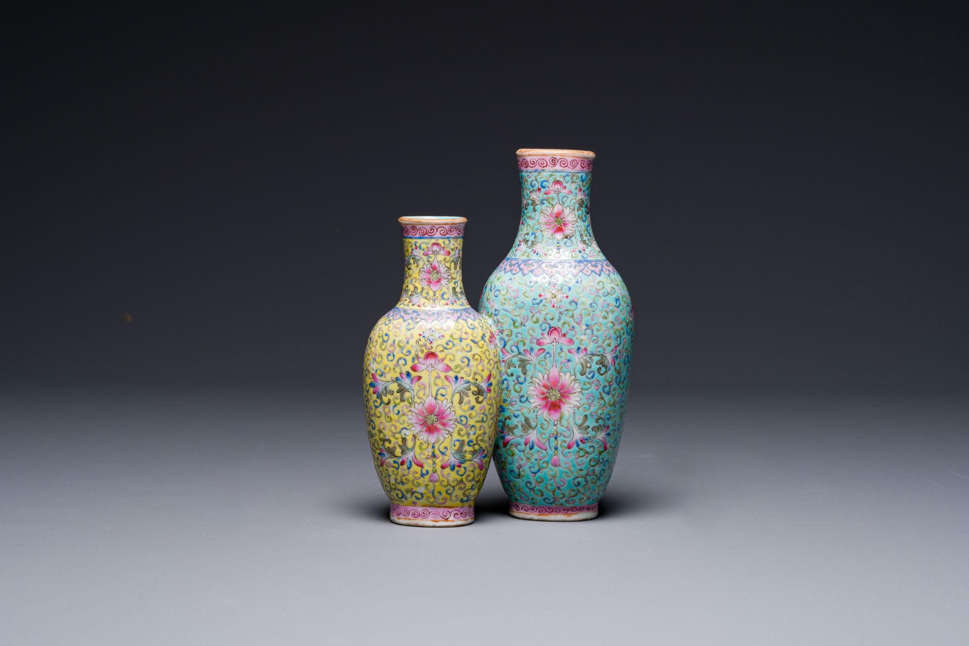 A Chinese famille rose conjoined double-vase with floral design, Qianlong mark, 19th C. - Bild 2 aus 4