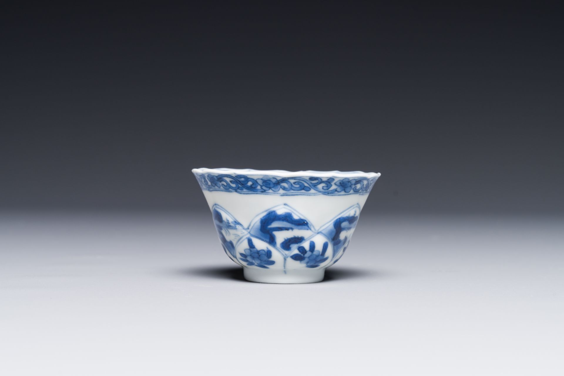 Four Chinese blue and white saucers and an 'erotic' cup, Kangxi - Bild 4 aus 7