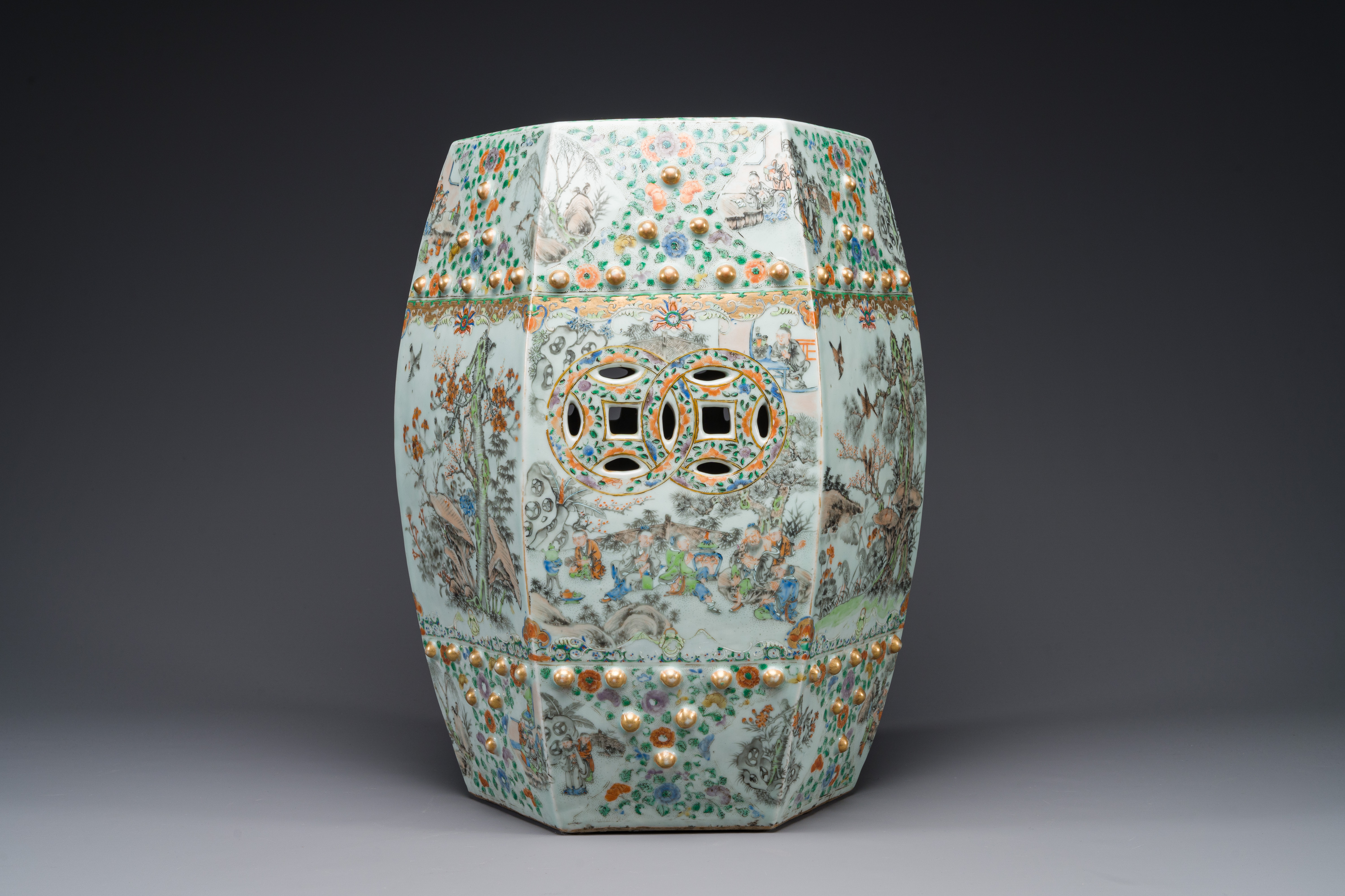 A Chinese Canton famille verte garden seat with figurative design, 19th C. - Image 3 of 4
