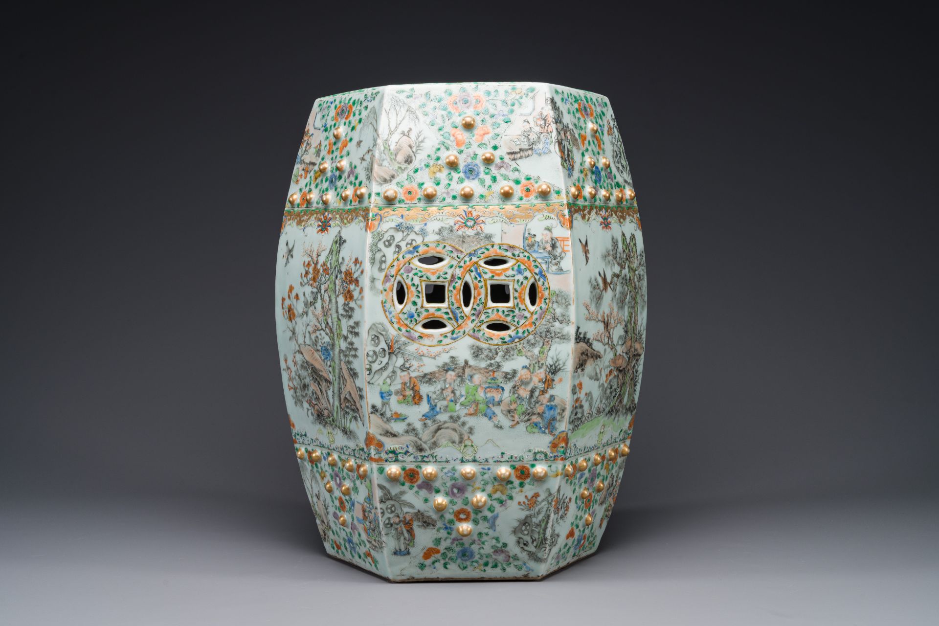 A Chinese Canton famille verte garden seat with figurative design, 19th C. - Bild 3 aus 4