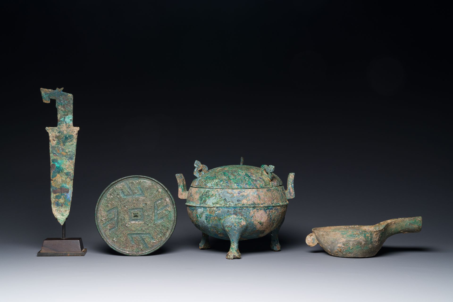 A group of four Chinese archaic bronze wares, late Shang, Warring States and Han - Bild 4 aus 12